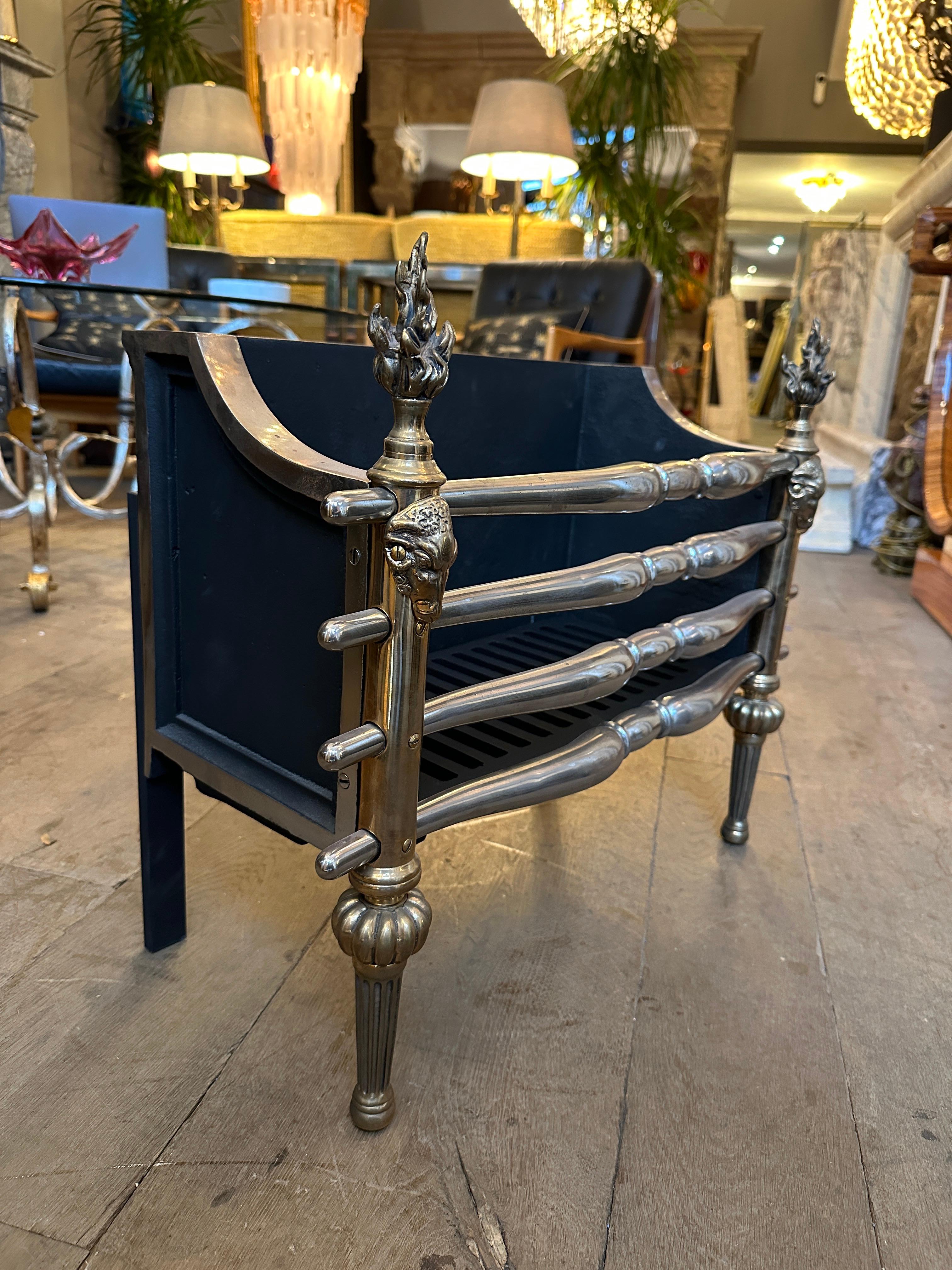 Laiton Une grille de cheminée anglaise en laiton et acier de style Régence en vente