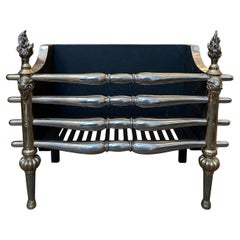 Une grille de cheminée anglaise en laiton et acier de style Régence