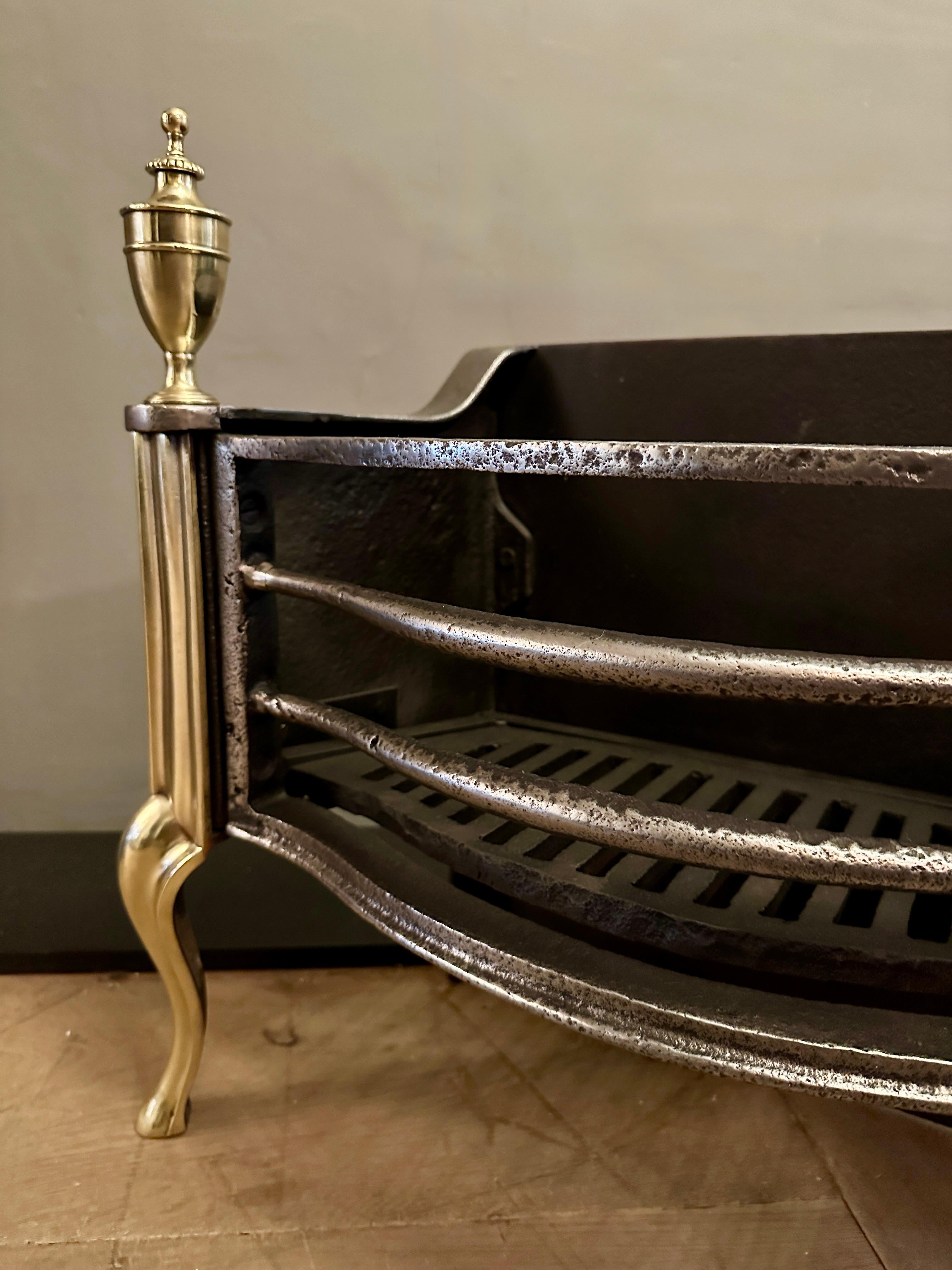 Ottone Un inglese  Cesto per il fuoco in ottone e ferro battuto di Thomas Elsley in vendita