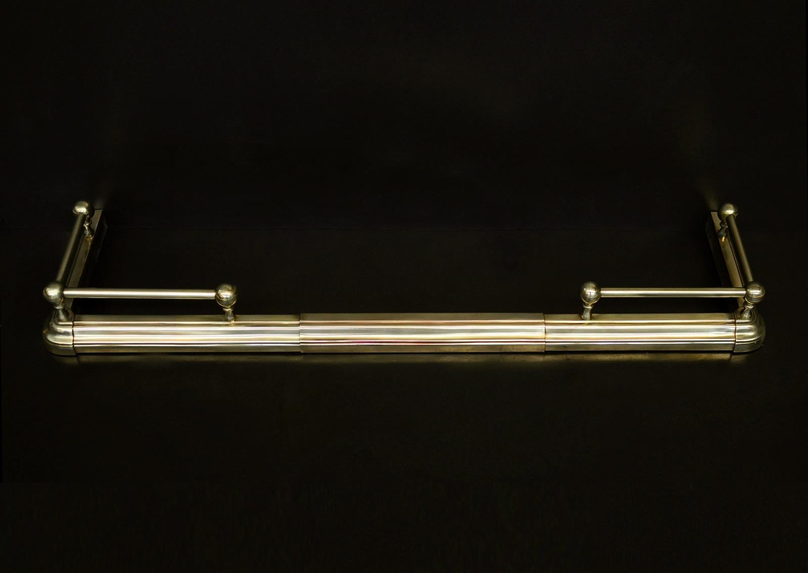 An English brass fender with moulded base and plain top rail. 19th century. 


External Width:	1390 mm   |   	54 ¾