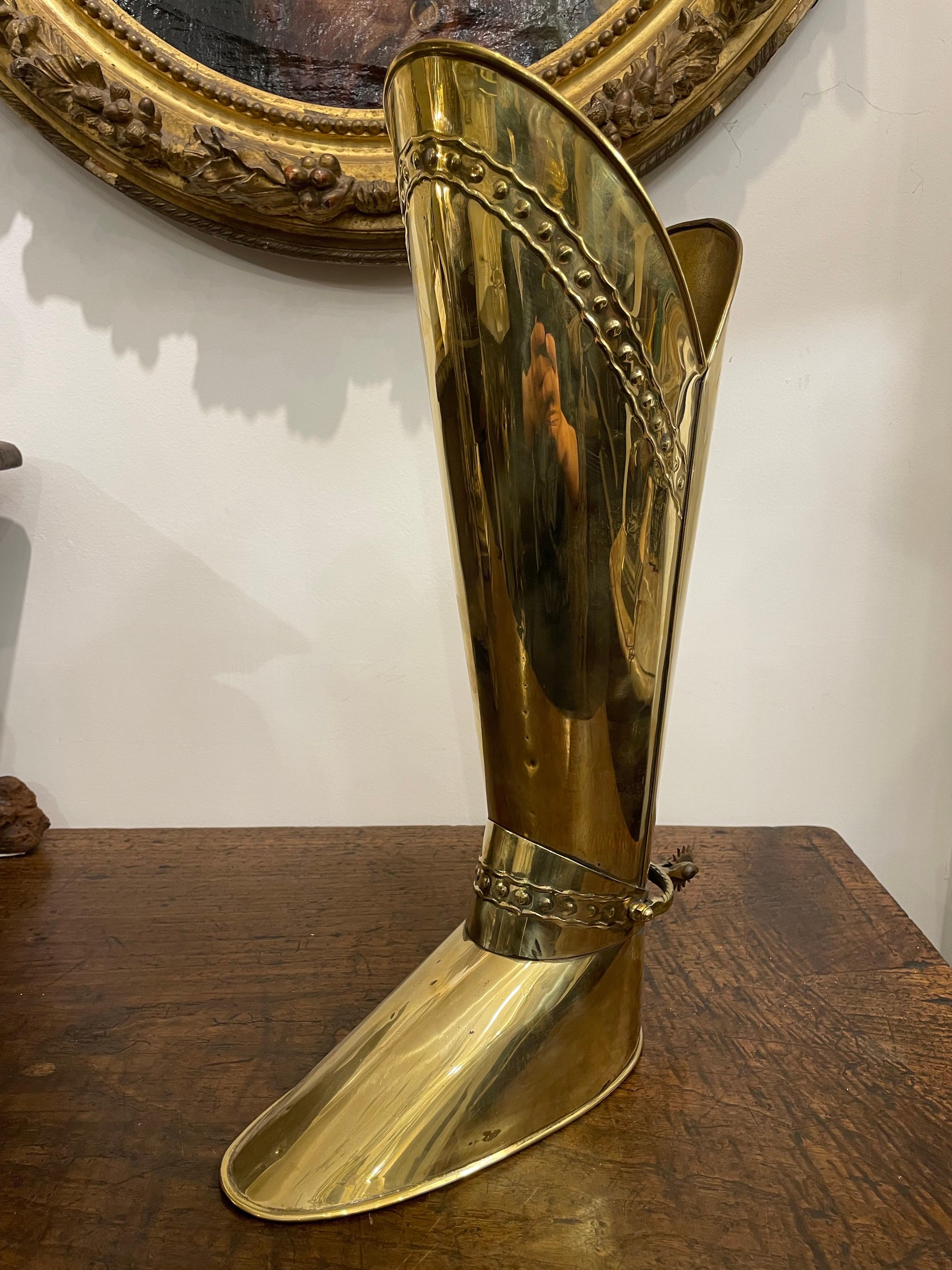 Portaombrelli inglese in ottone con design a forma di stivale dei cavalieri, CIRCA 1930
con base ponderata e dettaglio dello sperone. Timbro 