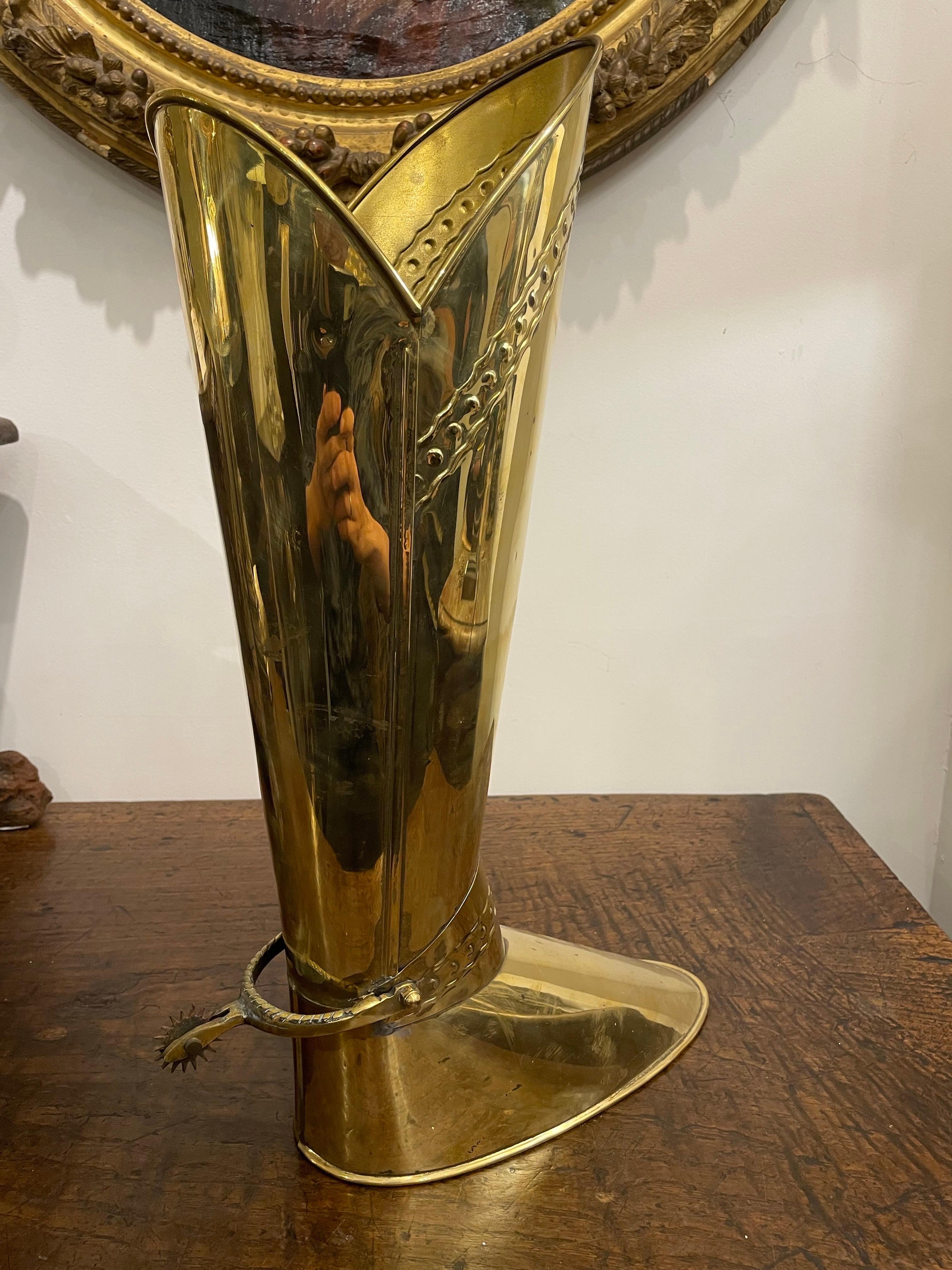 Fatto a mano Portaombrelli inglese in ottone con design a forma di stivale dei cavalieri, CIRCA 1930 in vendita