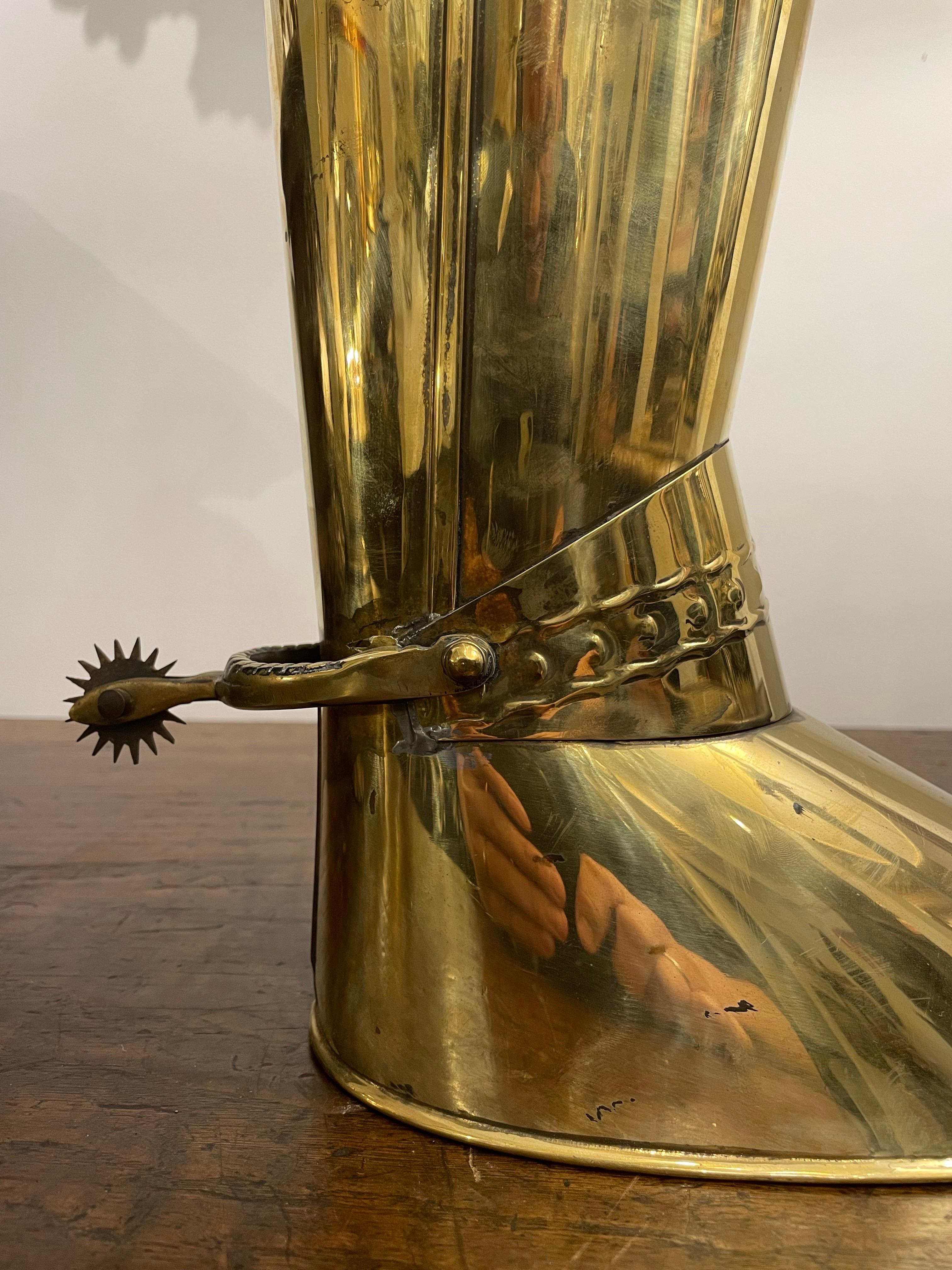 Portaombrelli inglese in ottone con design a forma di stivale dei cavalieri, CIRCA 1930 In condizioni buone in vendita a ARMADALE, VIC