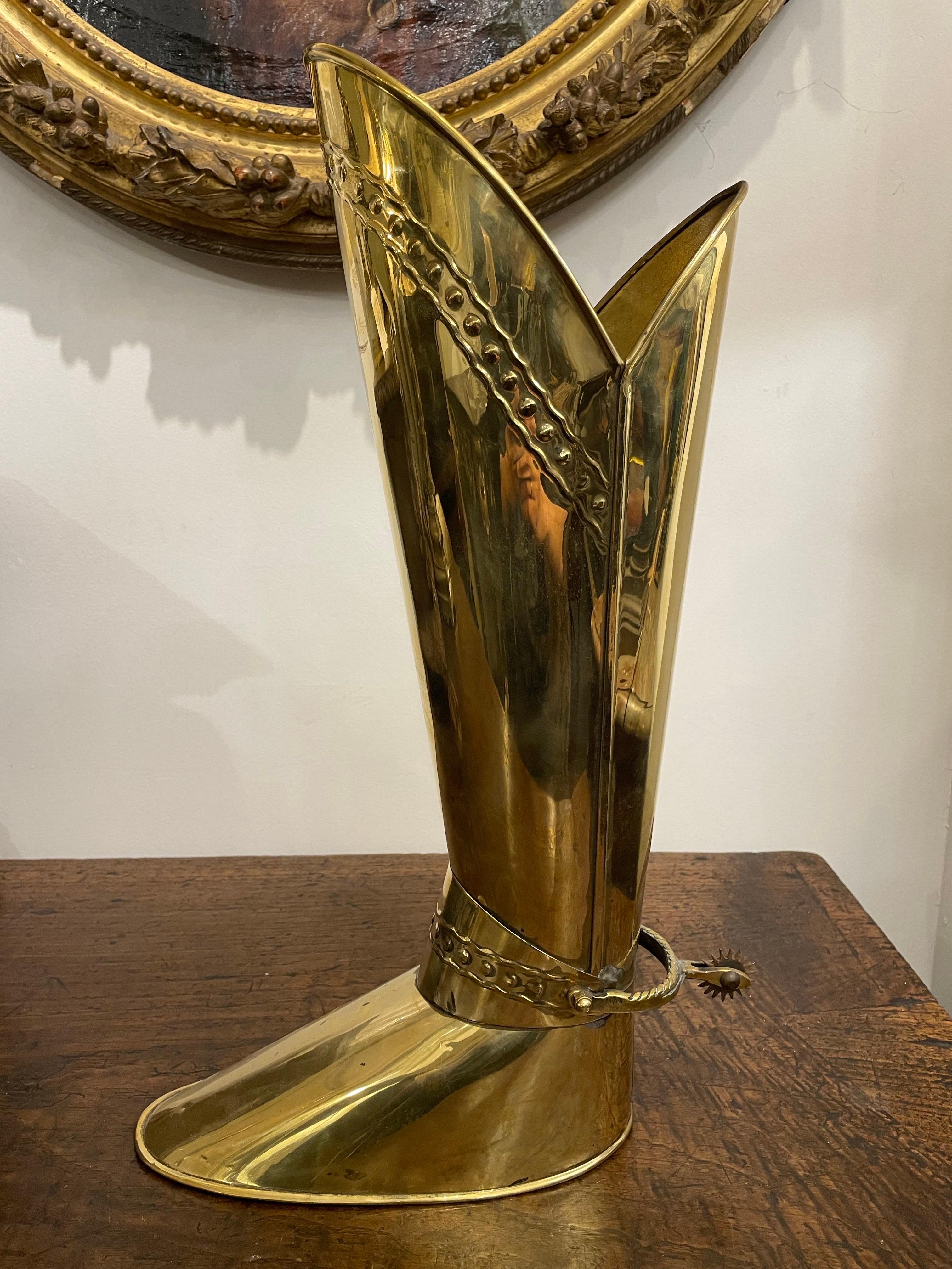 Metà XX secolo Portaombrelli inglese in ottone con design a forma di stivale dei cavalieri, CIRCA 1930 in vendita