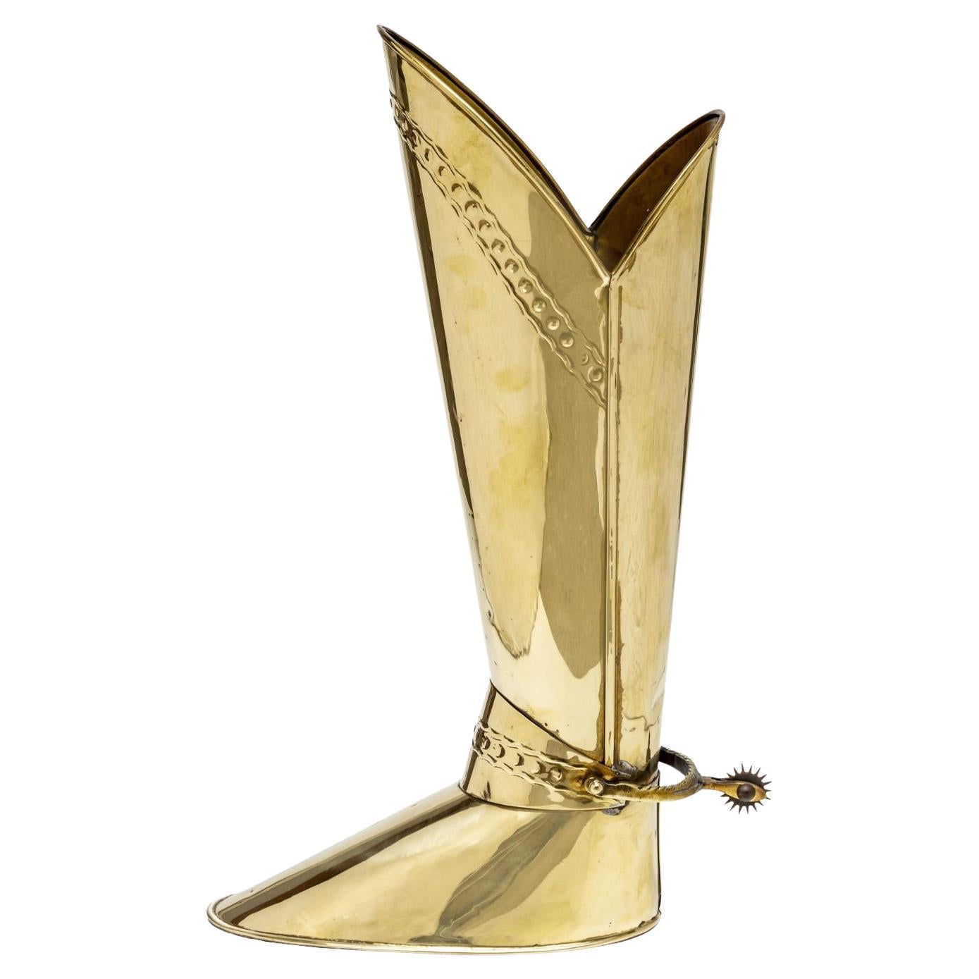 Portaombrelli inglese in ottone con design a forma di stivale dei cavalieri, CIRCA 1930 in vendita