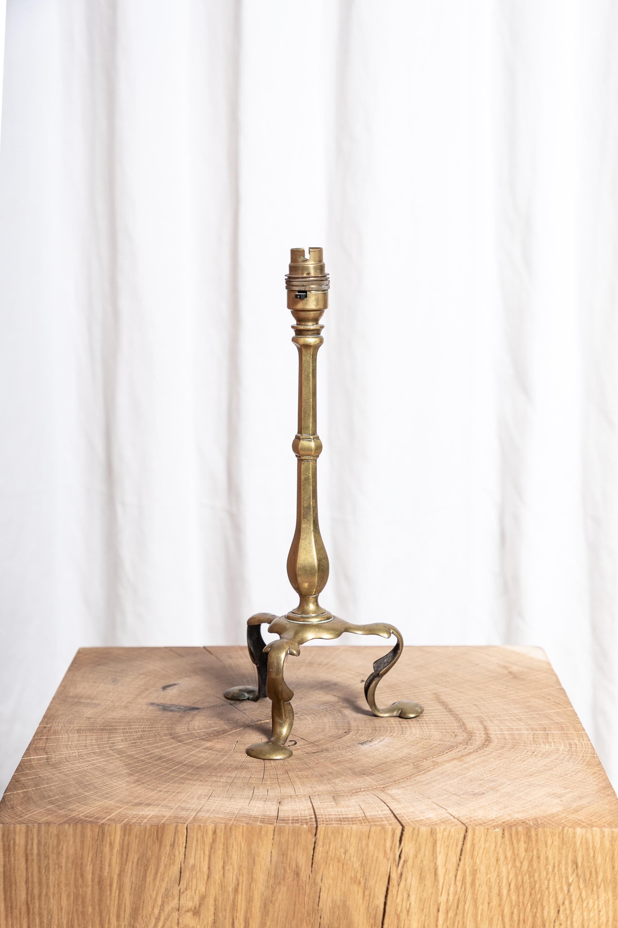 Lampe 'Pullman' en laiton, à la manière de W.A.S. Benson.

Câblé selon les spécifications. L'abat-jour n'est pas inclus.