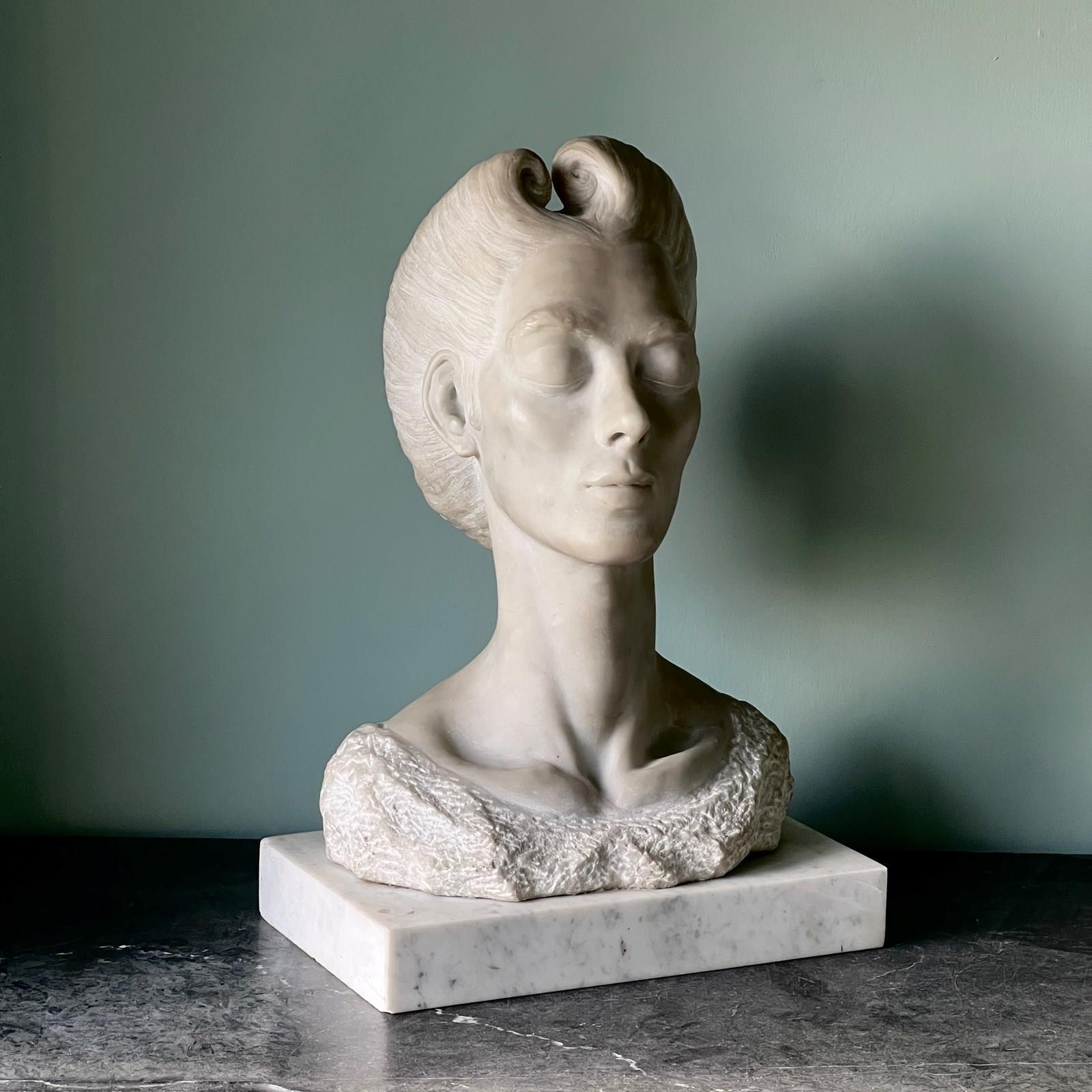 Inglese Un busto di donna in marmo intagliato inglese in vendita