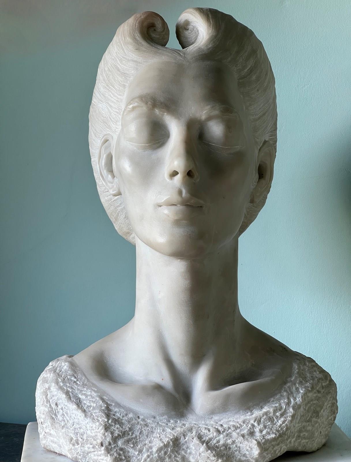 Un busto di donna in marmo intagliato inglese In condizioni buone in vendita a London, GB