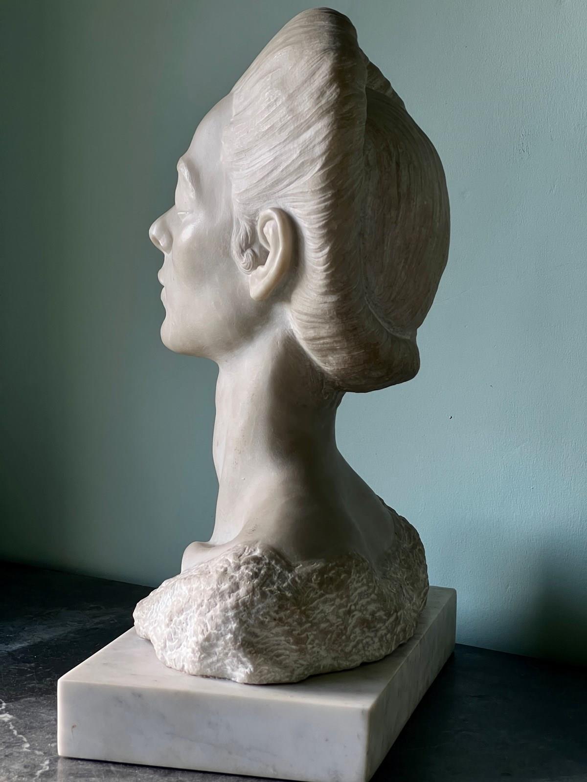 Metà XX secolo Un busto di donna in marmo intagliato inglese in vendita