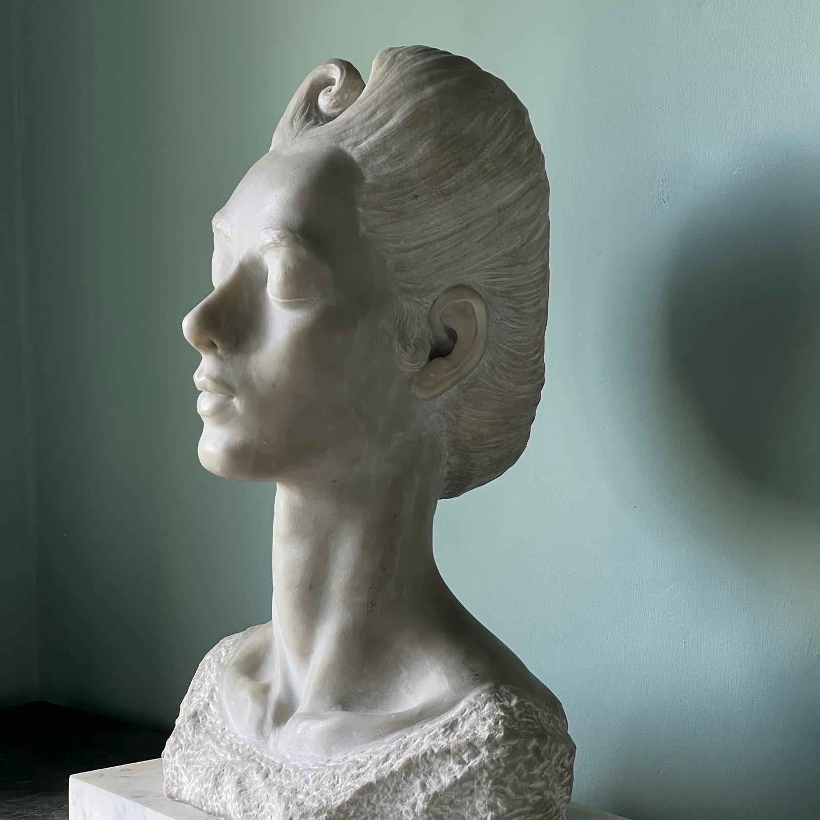 Marmo Un busto di donna in marmo intagliato inglese in vendita