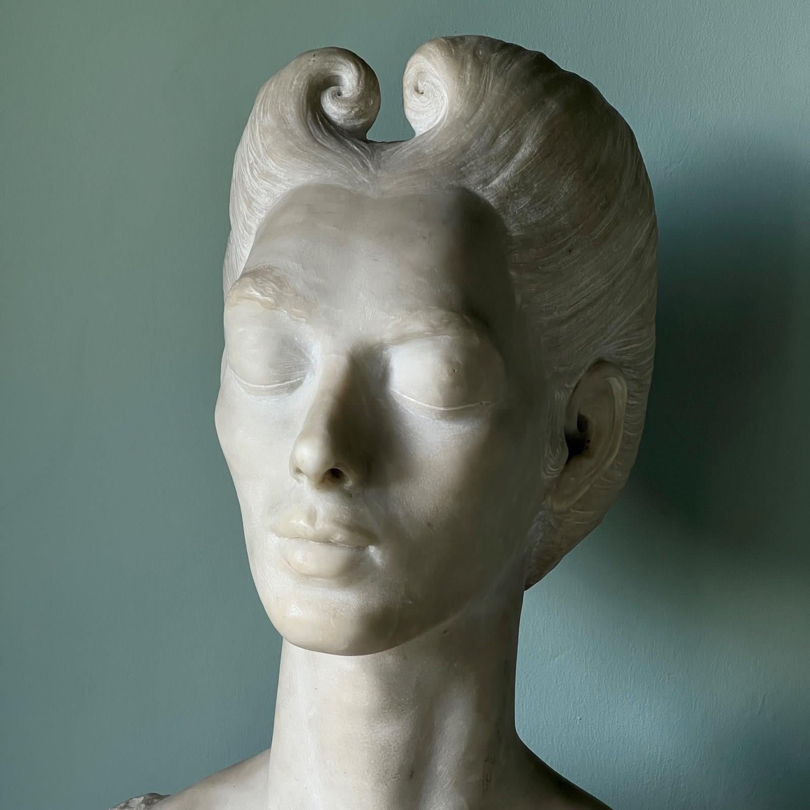 Un busto di donna in marmo intagliato inglese in vendita 2