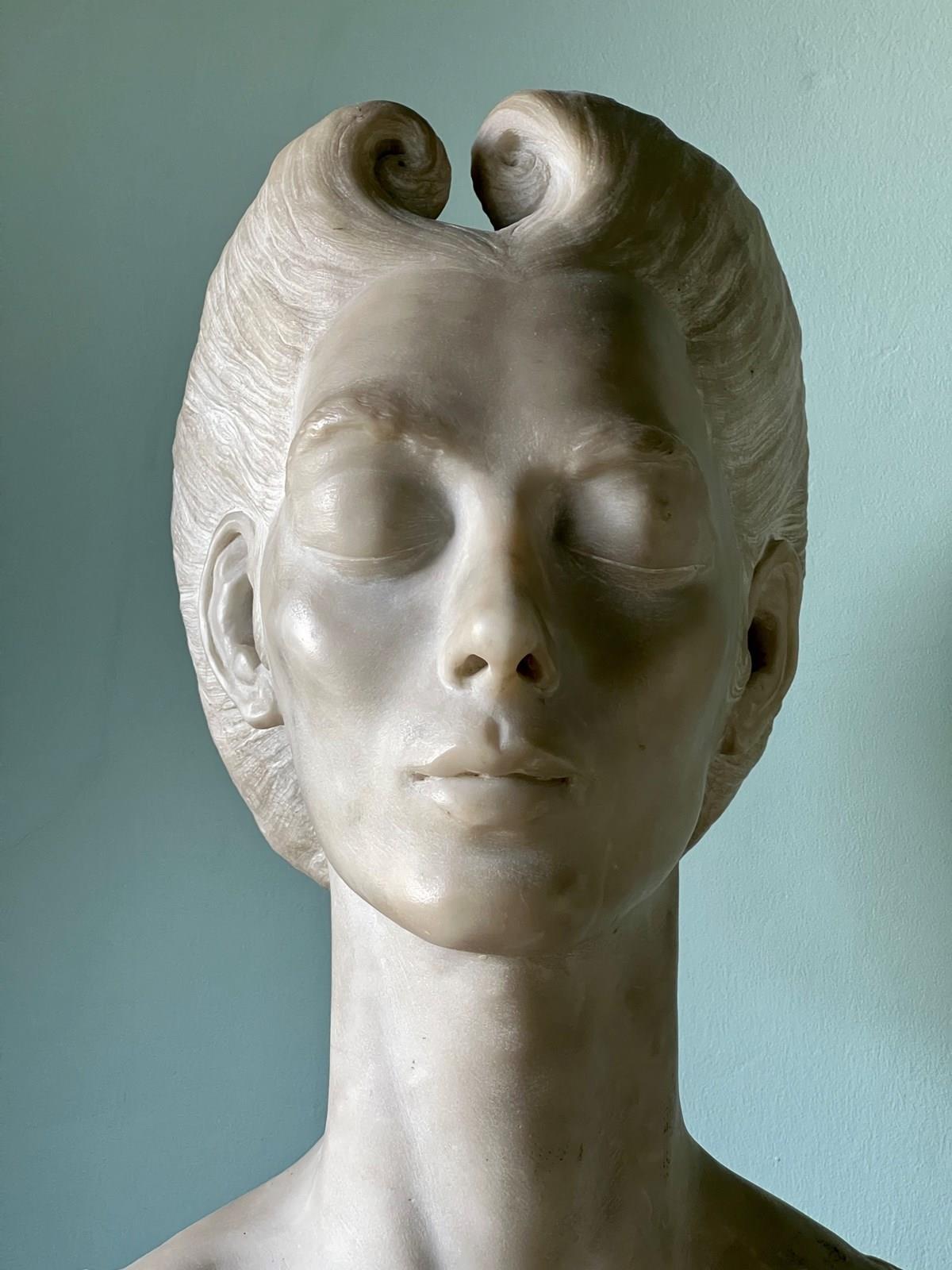 Intagliato a mano Un busto di donna in marmo intagliato inglese in vendita