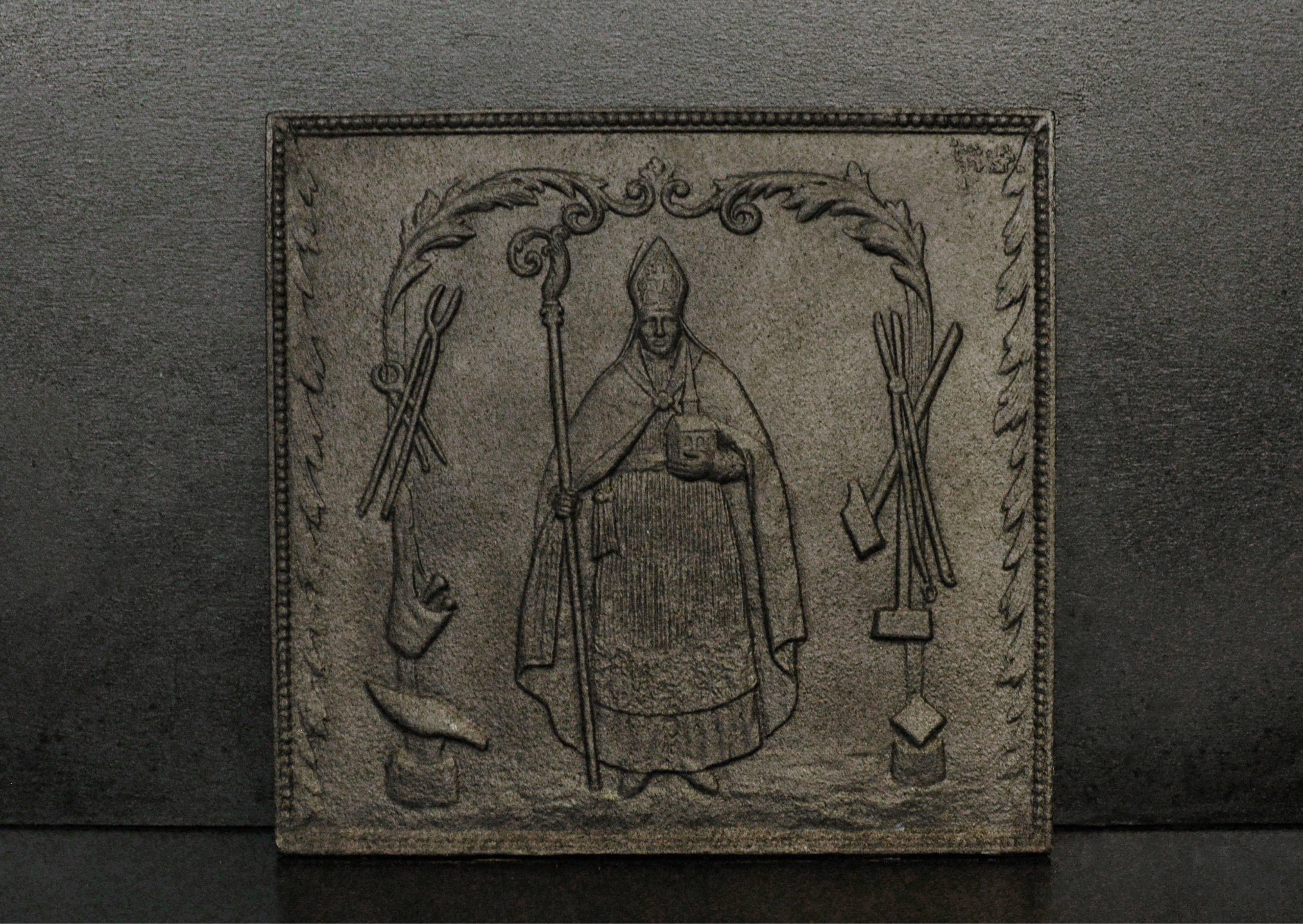 Eine englische gusseiserne Rückwand mit einer katholischen Figur in der Mitte, Blattwerk und Perlen am äußeren Rand.

Maße: Höhe: 475 mm 18 ¾