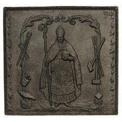 Plaque de cheminée en fonte anglaise ornée d'une figure catholique au centre