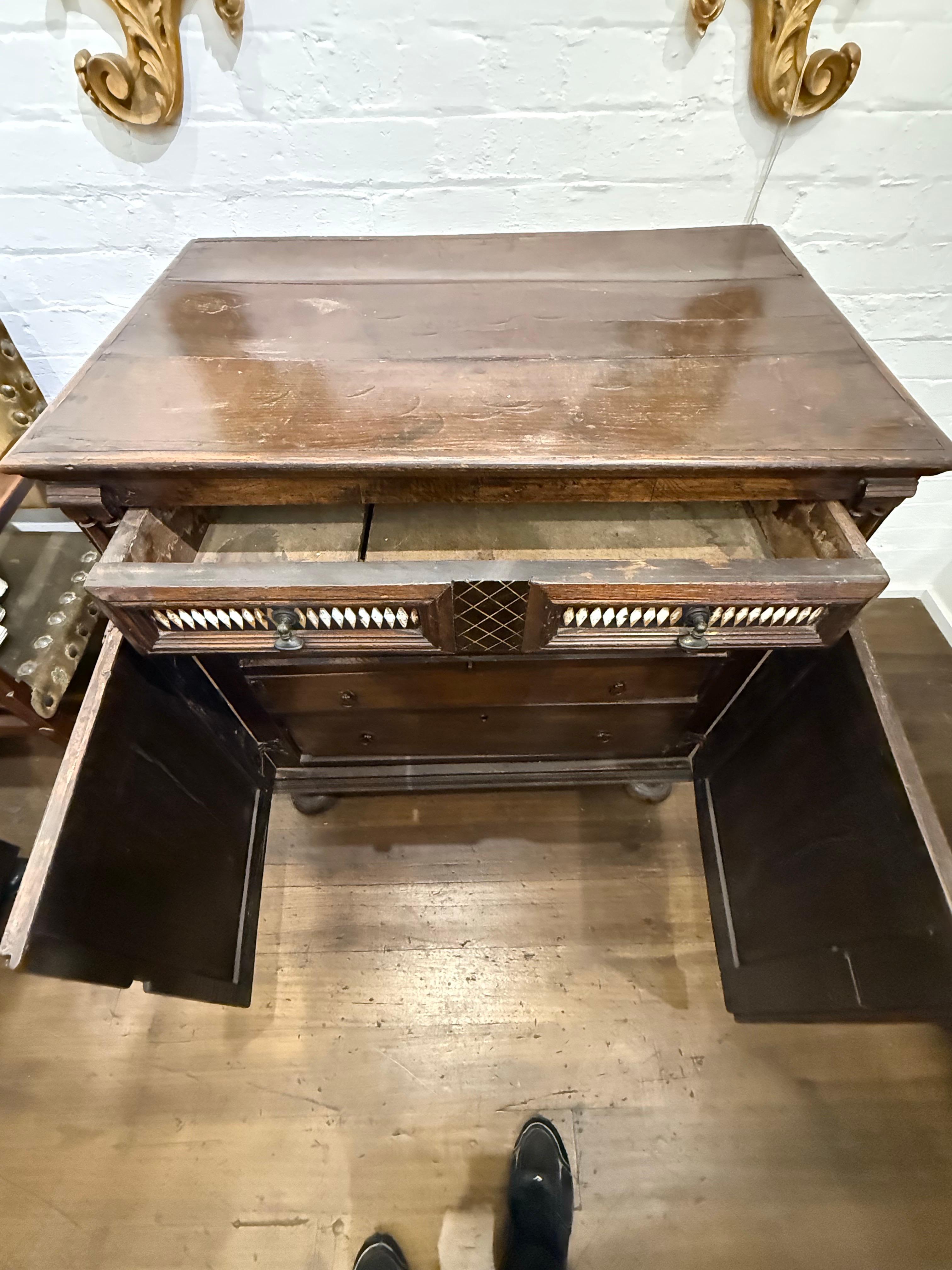 Cassettone intarsiato inglese Charles I, XVII secolo in vendita 4
