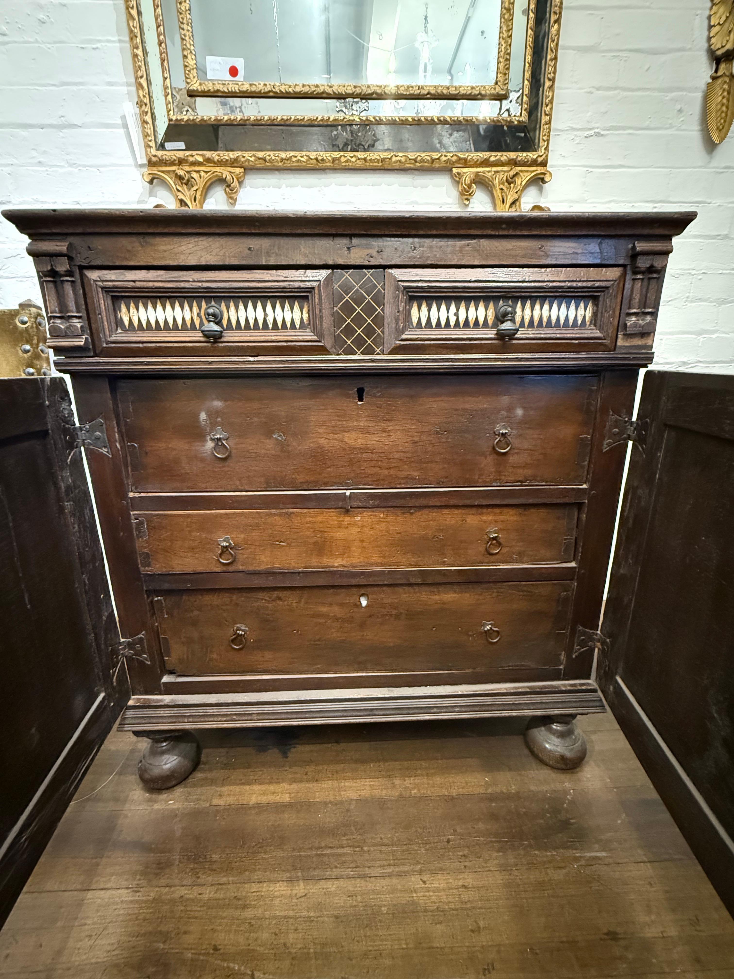 Cassettone intarsiato inglese Charles I, XVII secolo in vendita 5