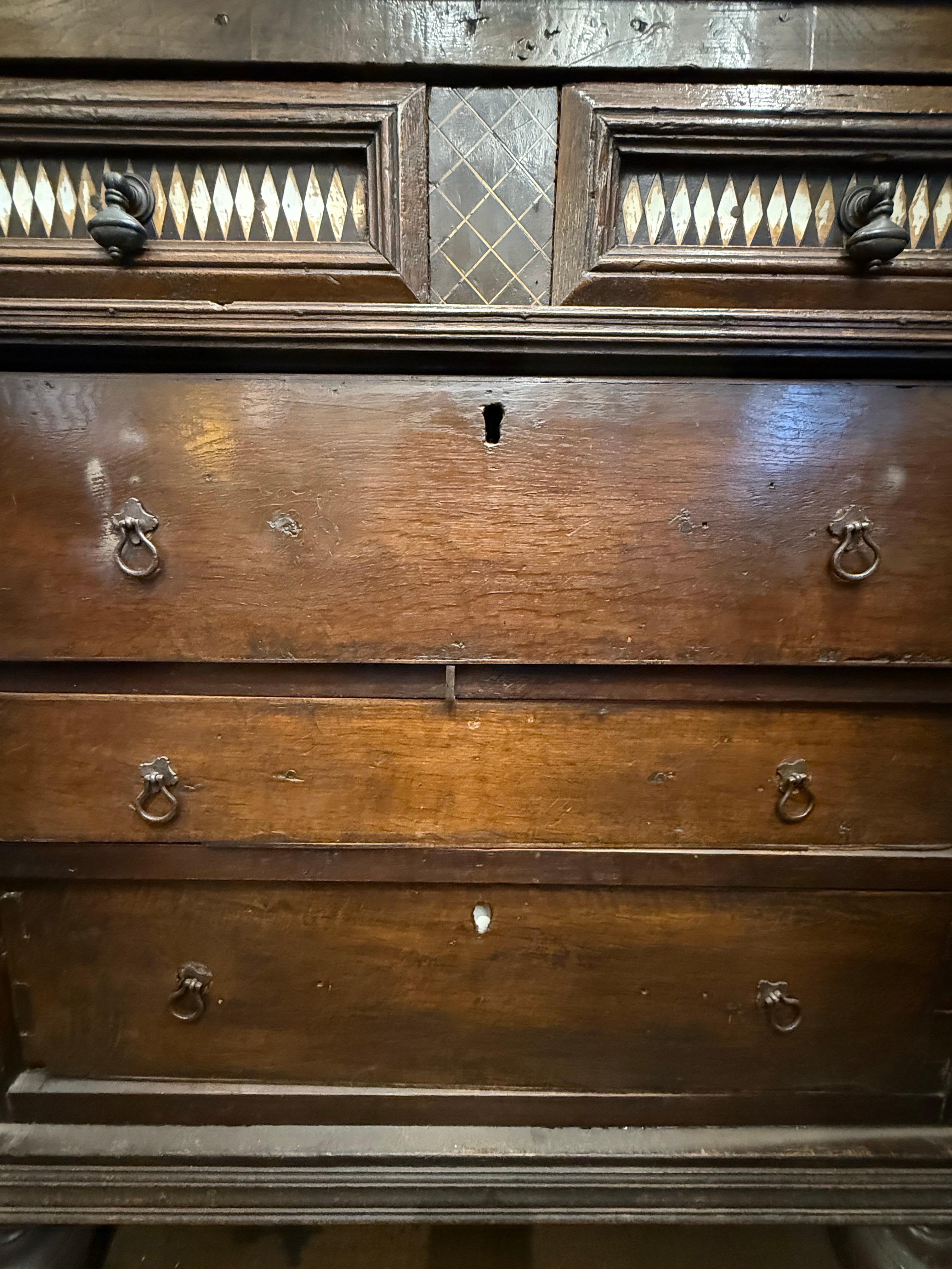 Cassettone intarsiato inglese Charles I, XVII secolo in vendita 7