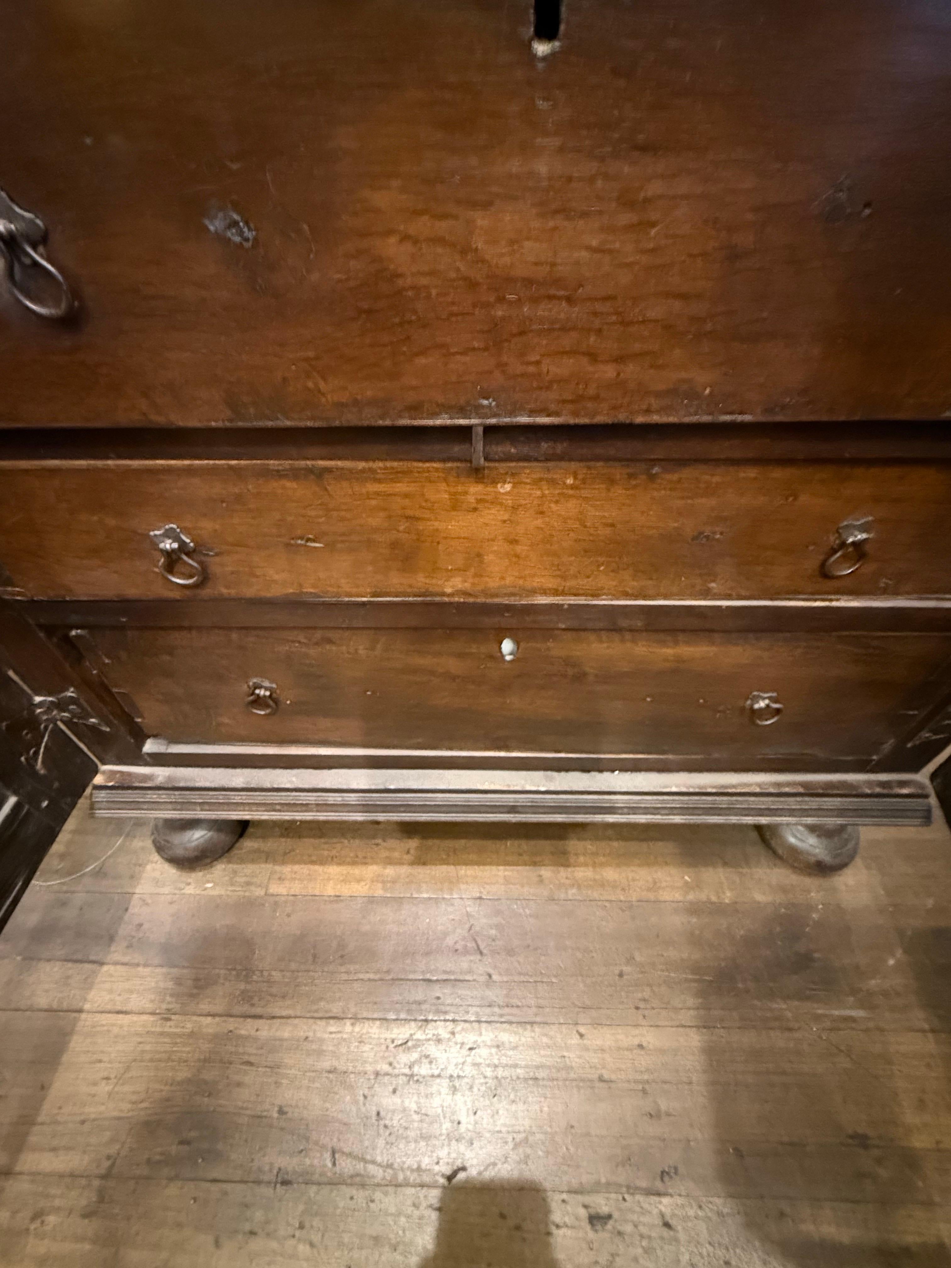 Cassettone intarsiato inglese Charles I, XVII secolo in vendita 9