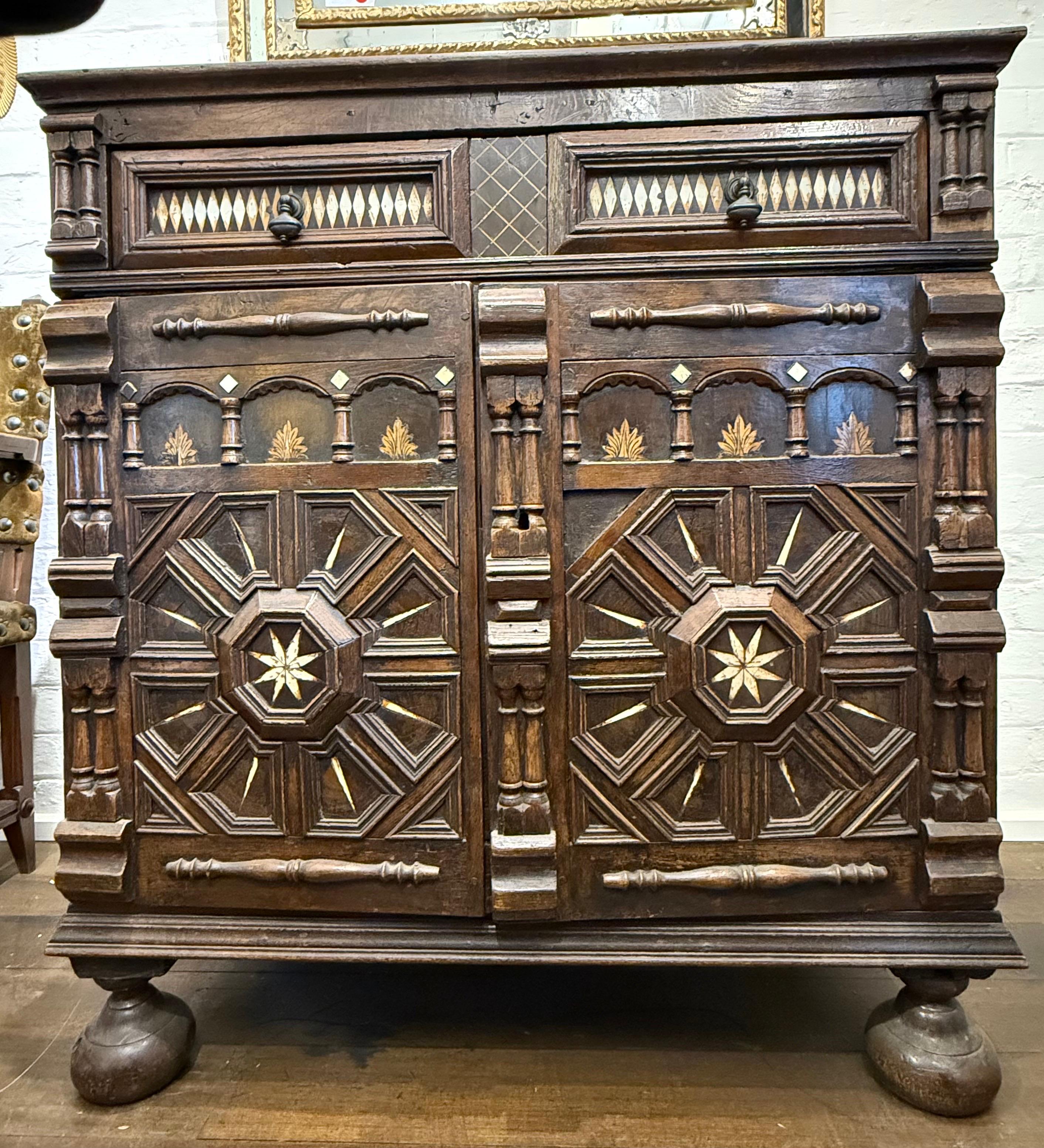 Cassettone intarsiato inglese Charles I, XVII secolo

Descrizione:
Il piano rettangolare con una modanatura a Cyma Reversa sovrasta un cassetto con due finti cassetti sul davanti, ciascuno con chevron in osso all'interno di un contorno modellato,