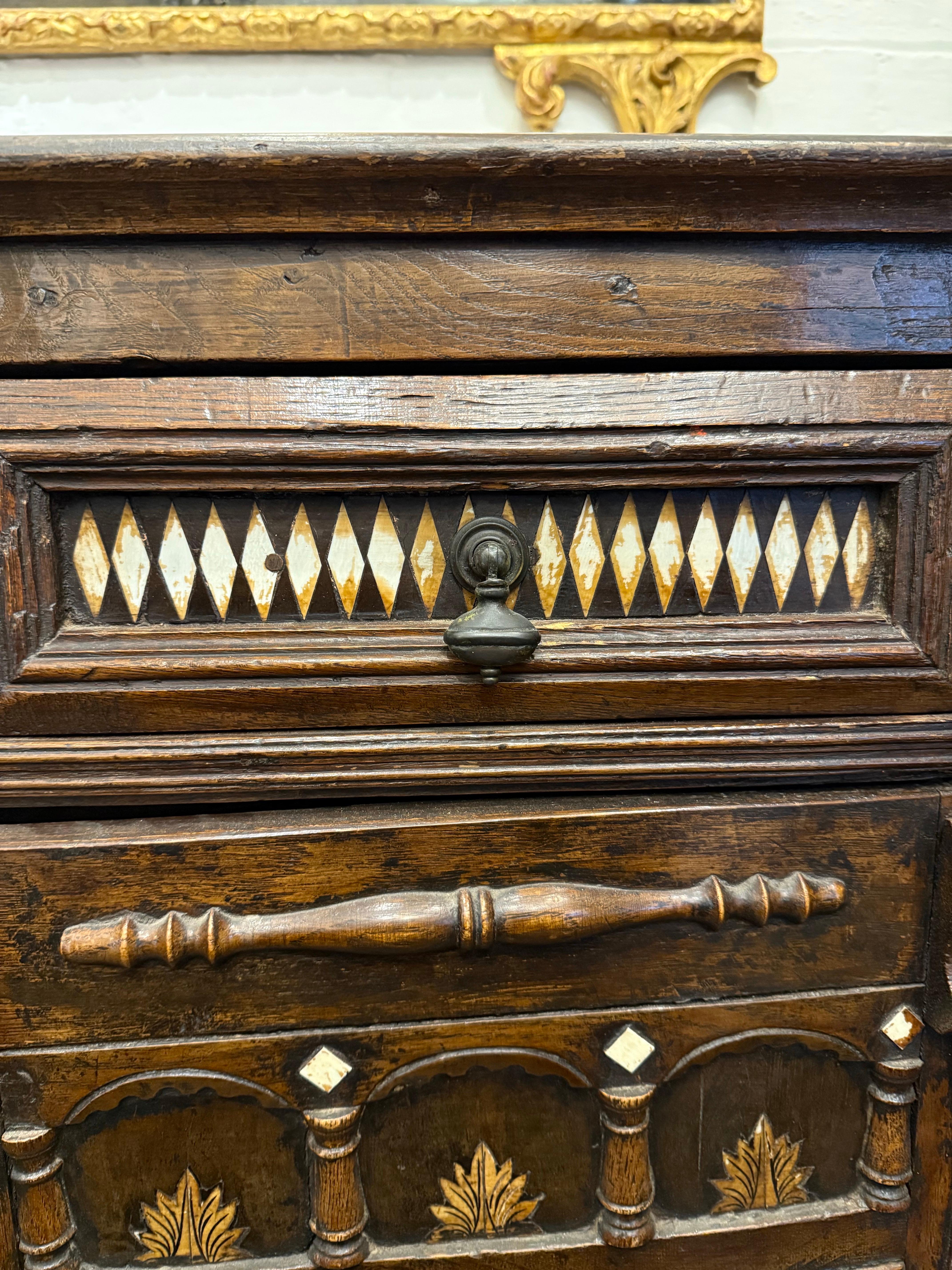 Intagliato a mano Cassettone intarsiato inglese Charles I, XVII secolo in vendita