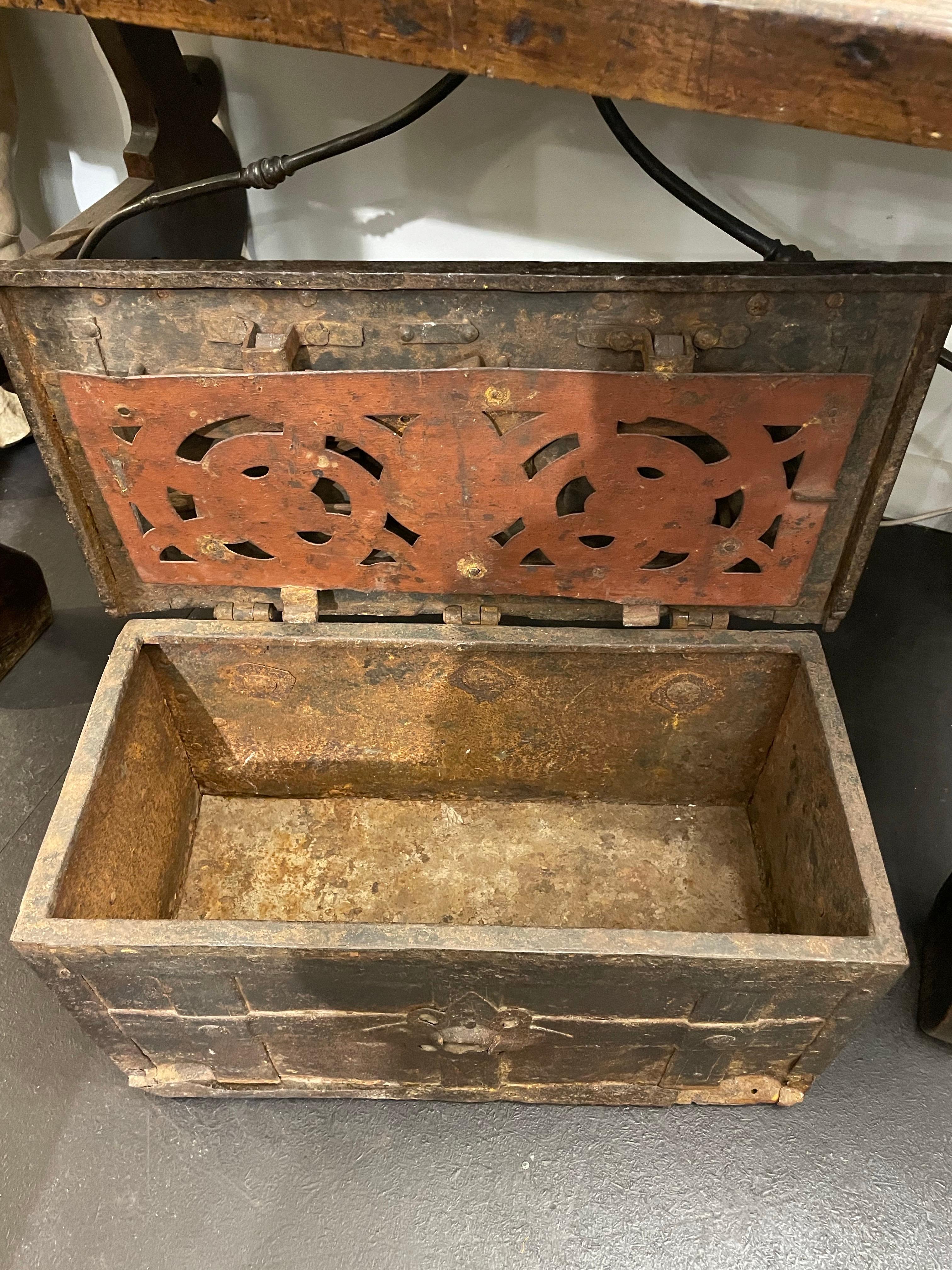 Cassapanca dell'Armada in stile Charles II, XVIII secolo
     								
Provenienza:  Collection'S privata del Regno Unito.

Descrizione:
La cassapanca dal tetto piatto è rilegata in ferro, con cinghie di ferro punteggiate da borchie all'esterno, con