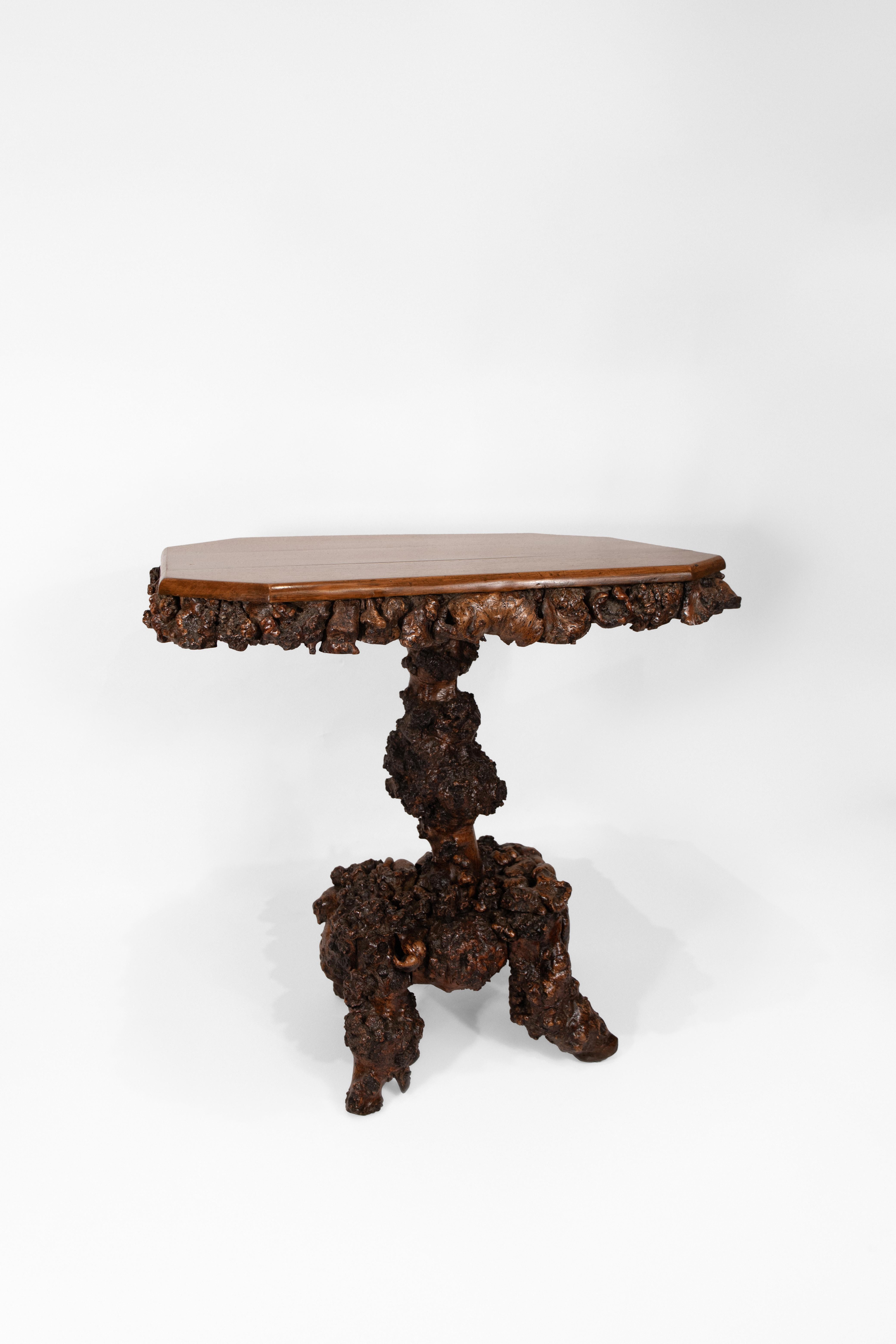 Travail du bois Table d'appoint en châtaignier anglais en vente
