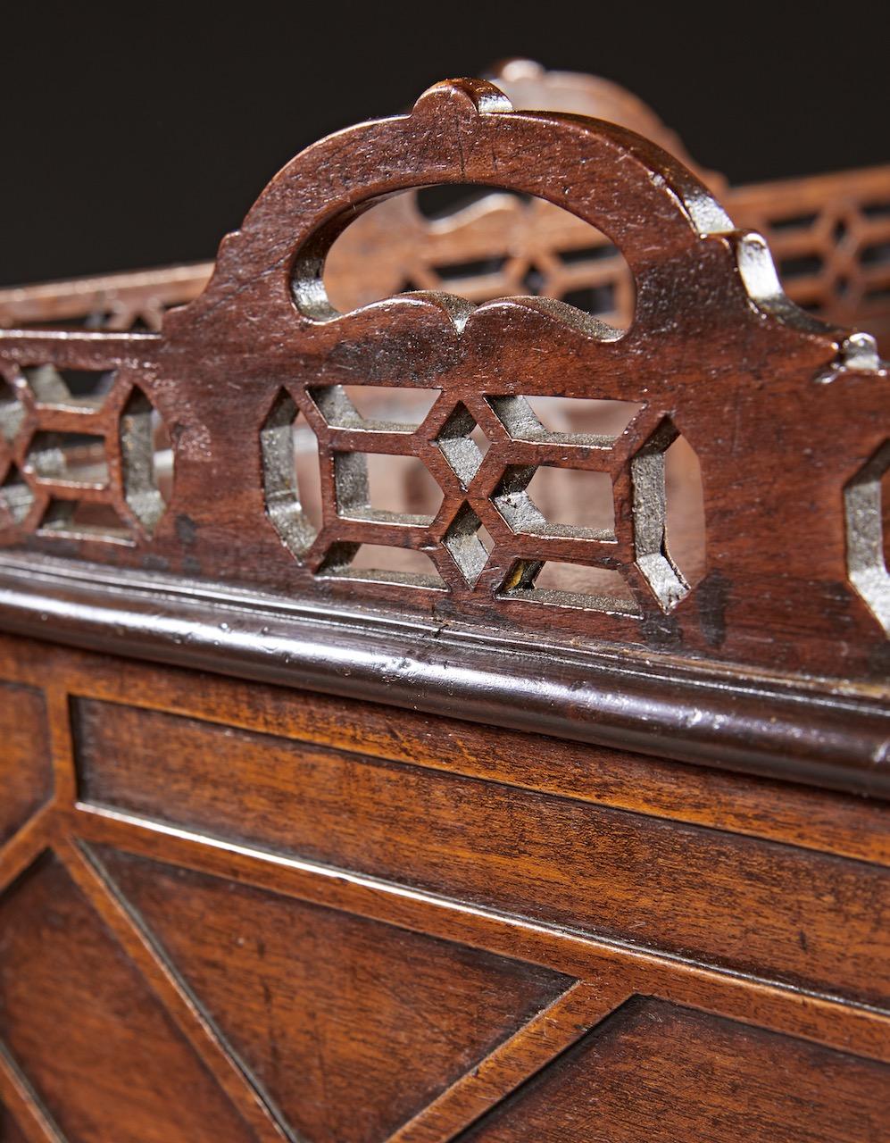 English Chinese Chippendale Carved Bedside Cabinet In Good Condition For Sale In Woodbury, CT