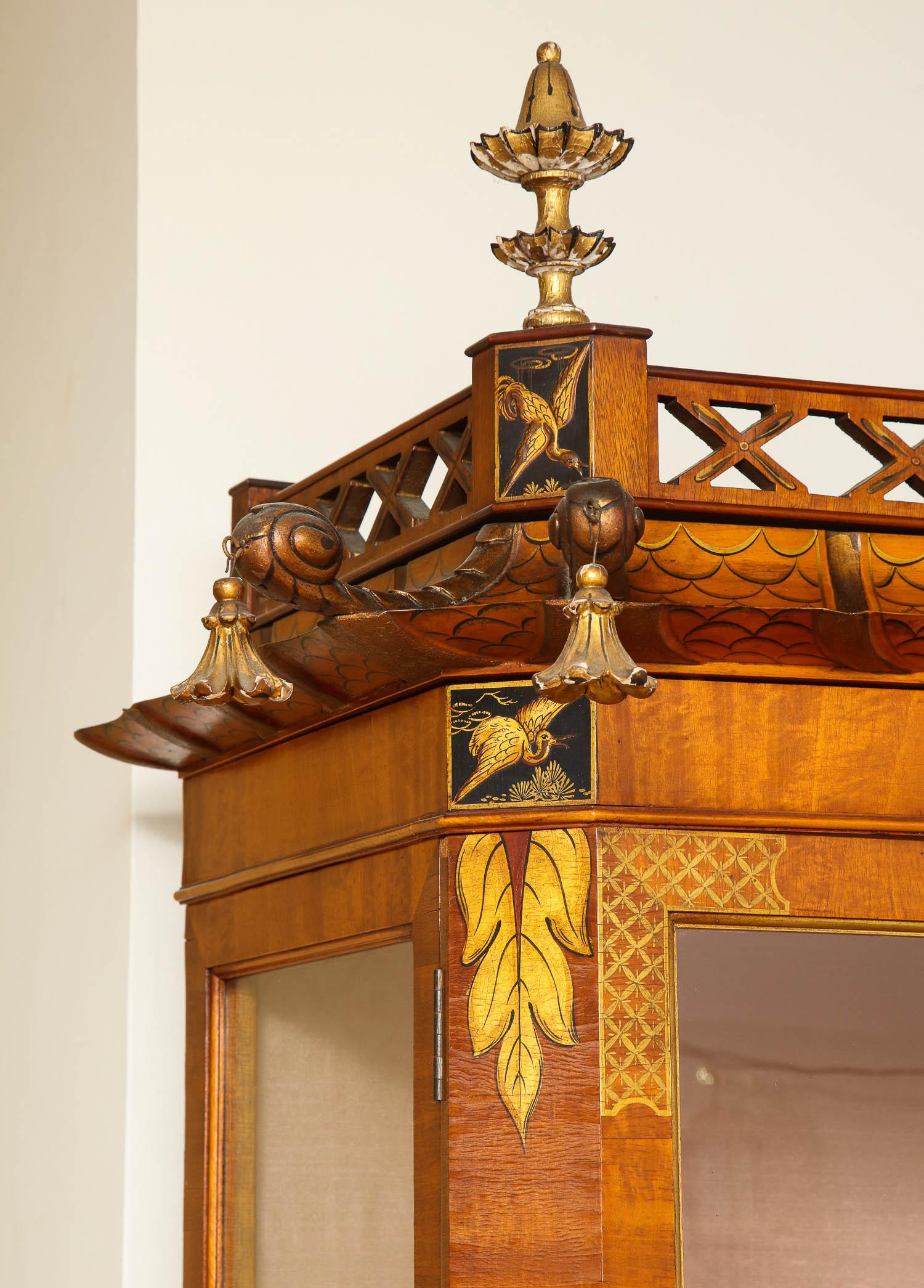 English Chinoiserie Pagoda Shaped Giltwood and Black Lacquered Vitrine 2