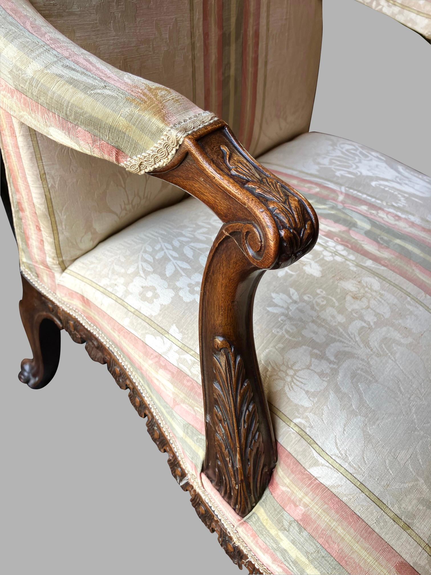 Englischer gepolsterter Mahagoni-Sessel im Chippendale-Stil im Angebot 8