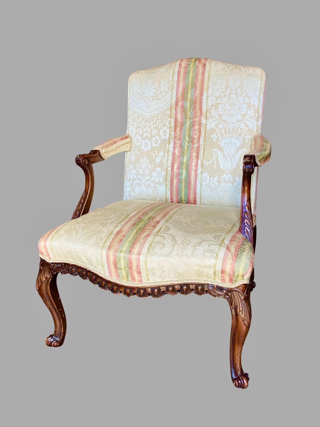 Englischer gepolsterter Mahagoni-Sessel im Chippendale-Stil im Angebot 9