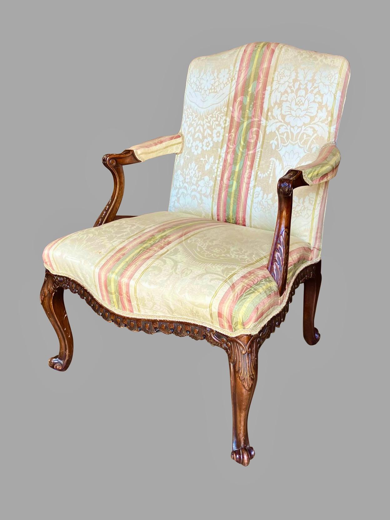Englischer gepolsterter Mahagoni-Sessel im Chippendale-Stil im Angebot 11