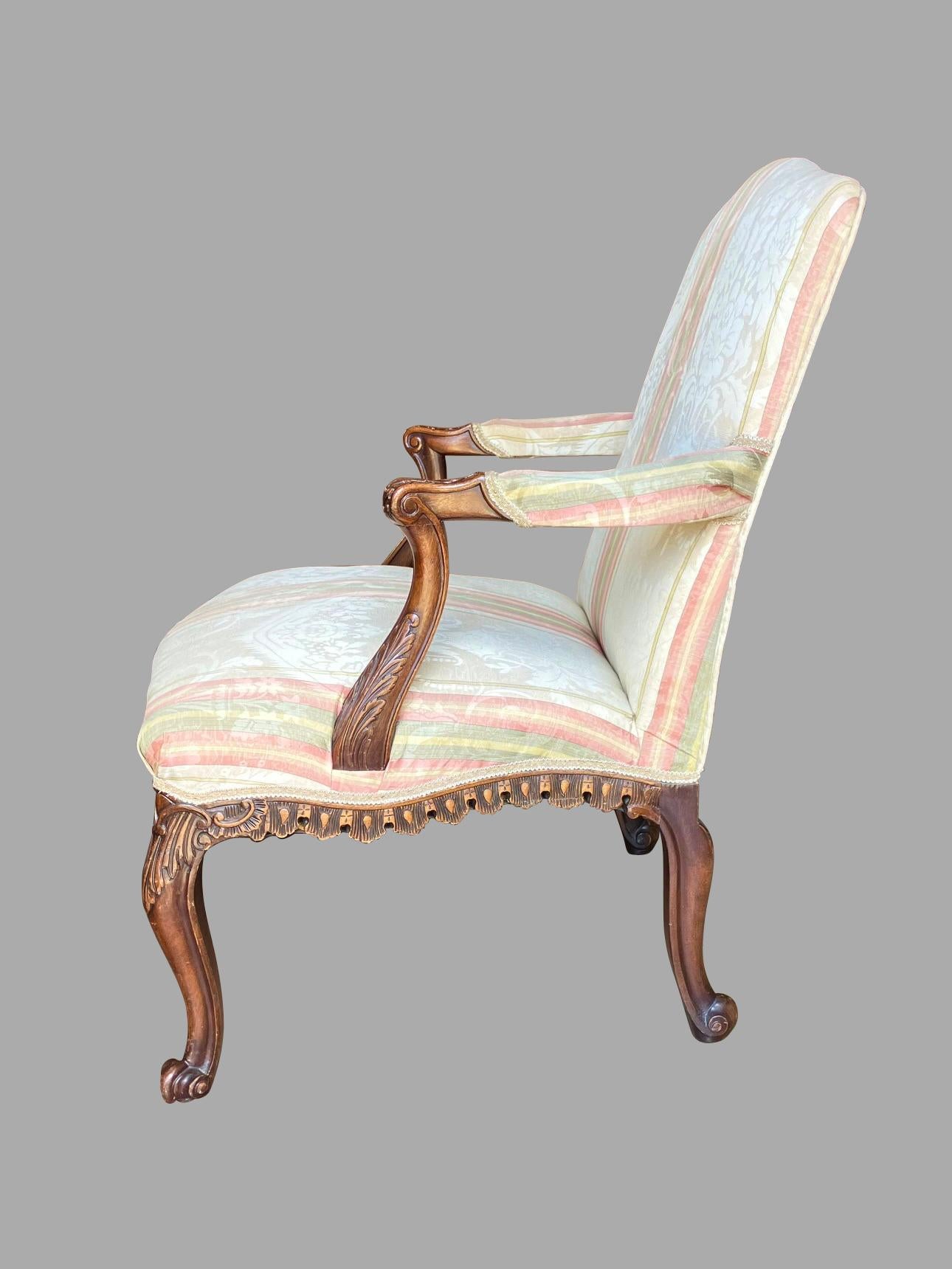 Englischer gepolsterter Mahagoni-Sessel im Chippendale-Stil im Angebot 1