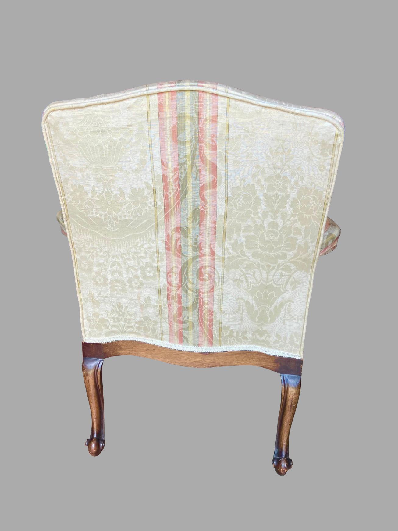 Englischer gepolsterter Mahagoni-Sessel im Chippendale-Stil im Angebot 2