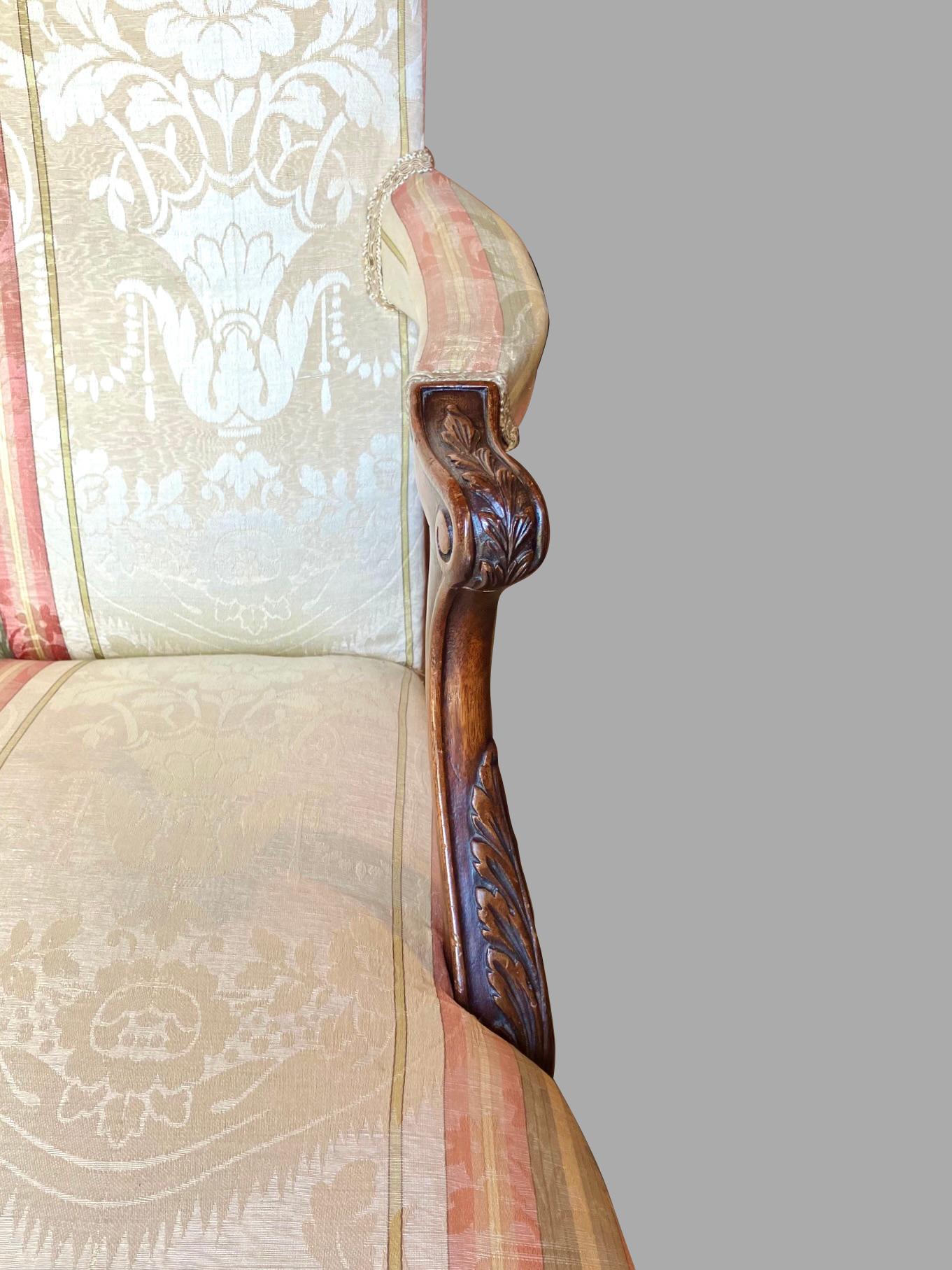 Englischer gepolsterter Mahagoni-Sessel im Chippendale-Stil im Angebot 3