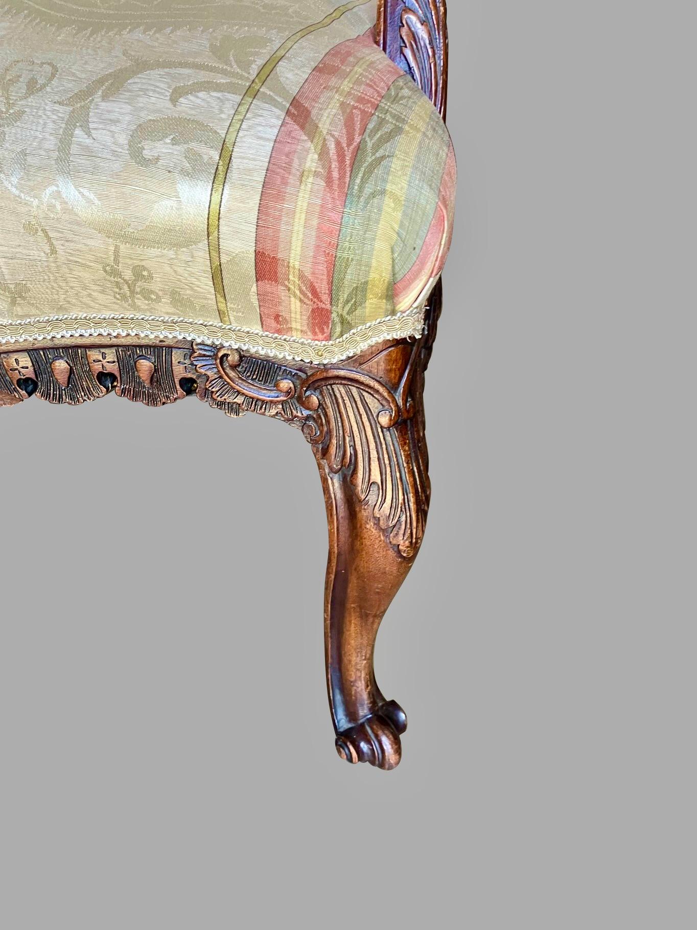 Englischer gepolsterter Mahagoni-Sessel im Chippendale-Stil im Angebot 4