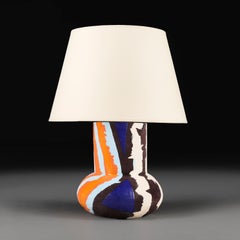 Un vaso di ceramica inglese d'arte astratta contemporanea come lampada