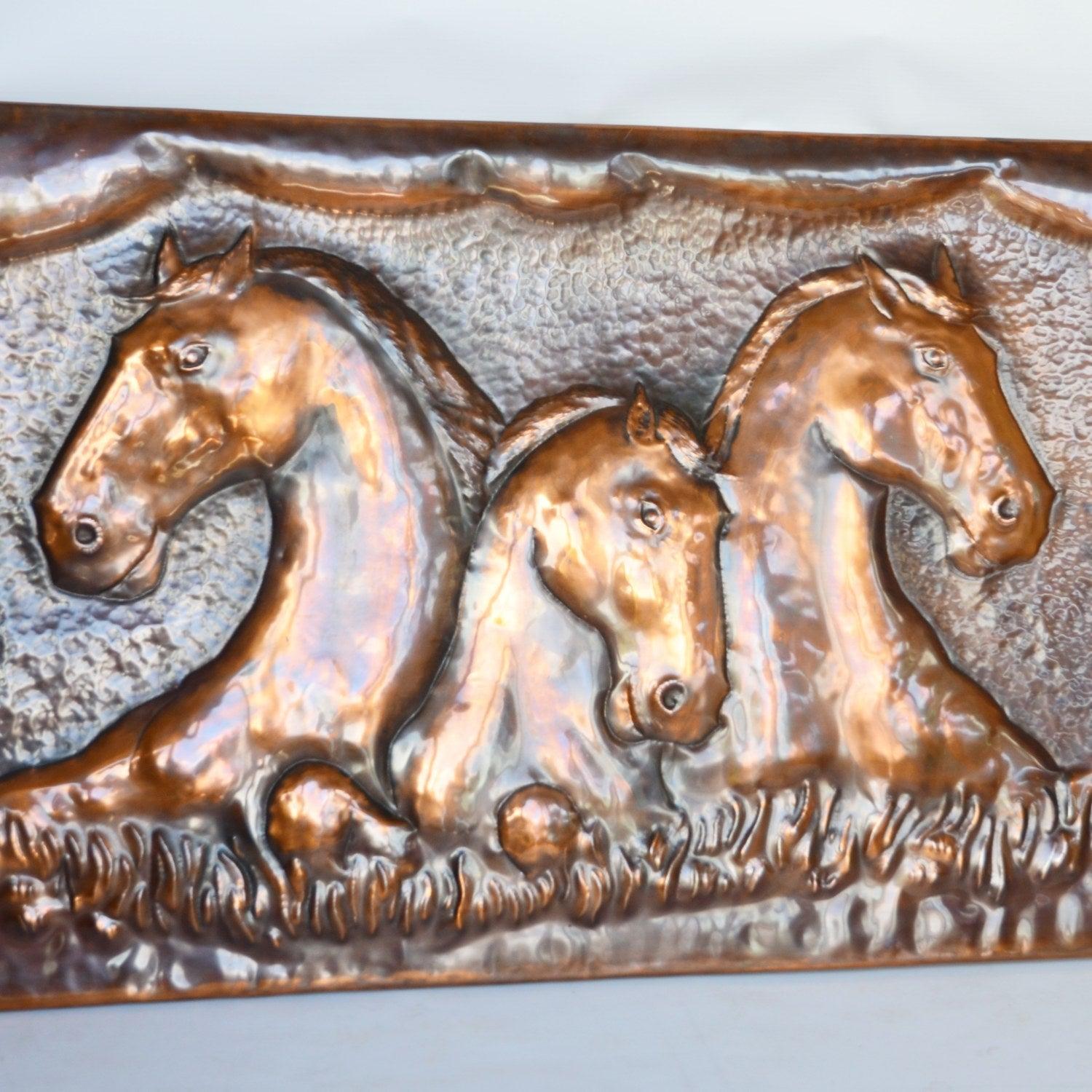 Englische zeitgenössische Kupferplakette mit der Darstellung von Rennpferden (Arts and Crafts) im Angebot