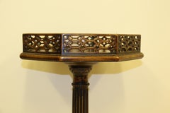 English Country House Chippendale Candle Stand en acajou sculpté et ajouré