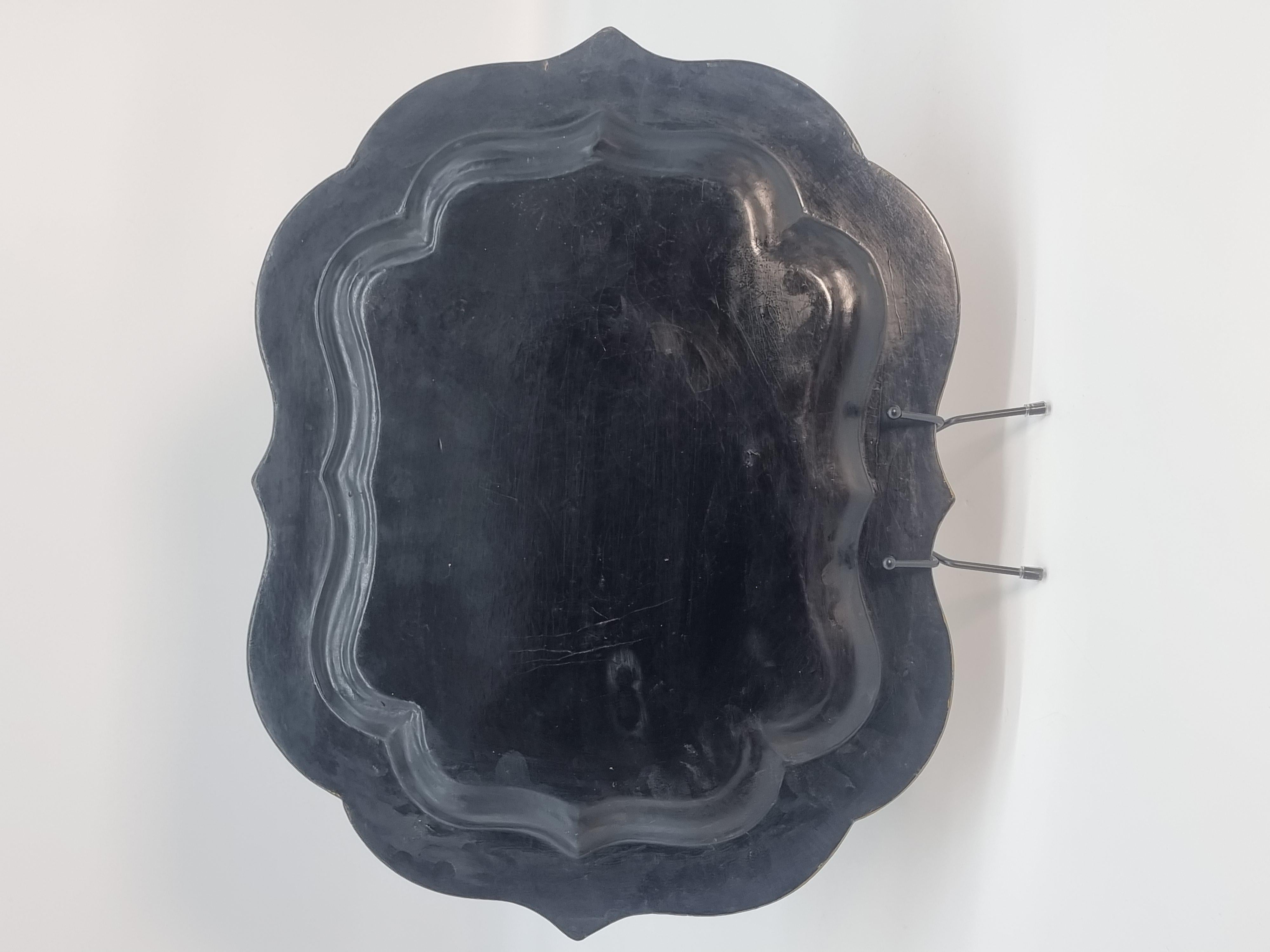 Bandeja decorativa inglesa de papel maché hacia 1840 en venta 3