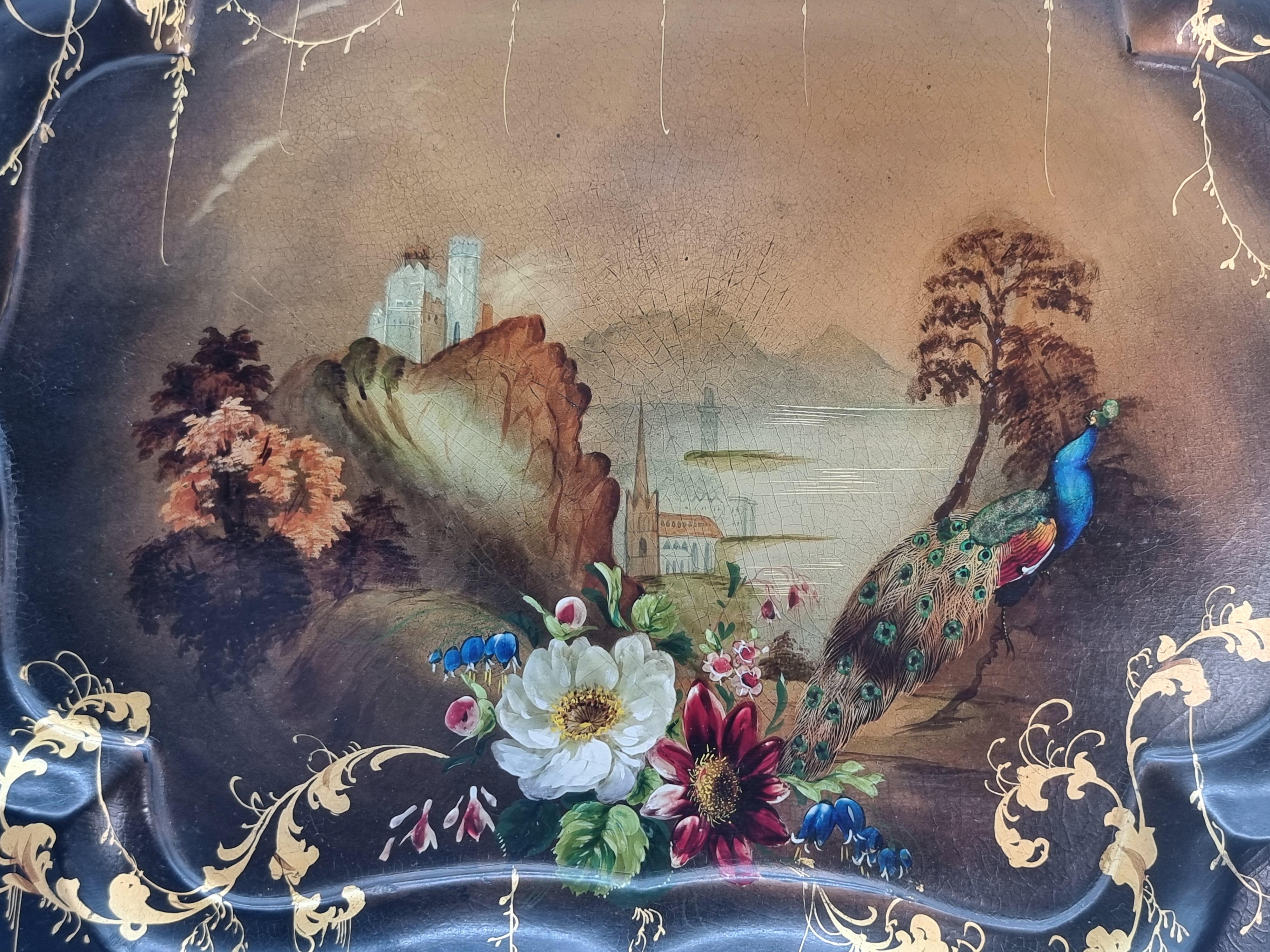 Bandeja decorativa inglesa de papel maché hacia 1840 Laca en venta