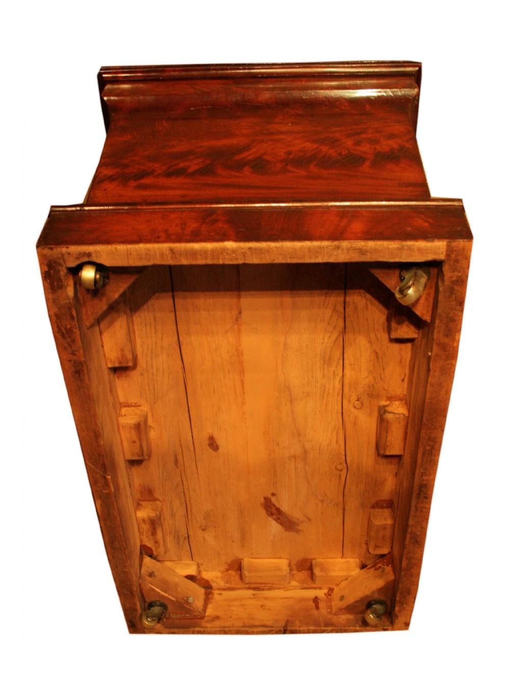 English Early 19th Century George III Flame Mahogany Sarcophagus Wine Cooler For Sale 1