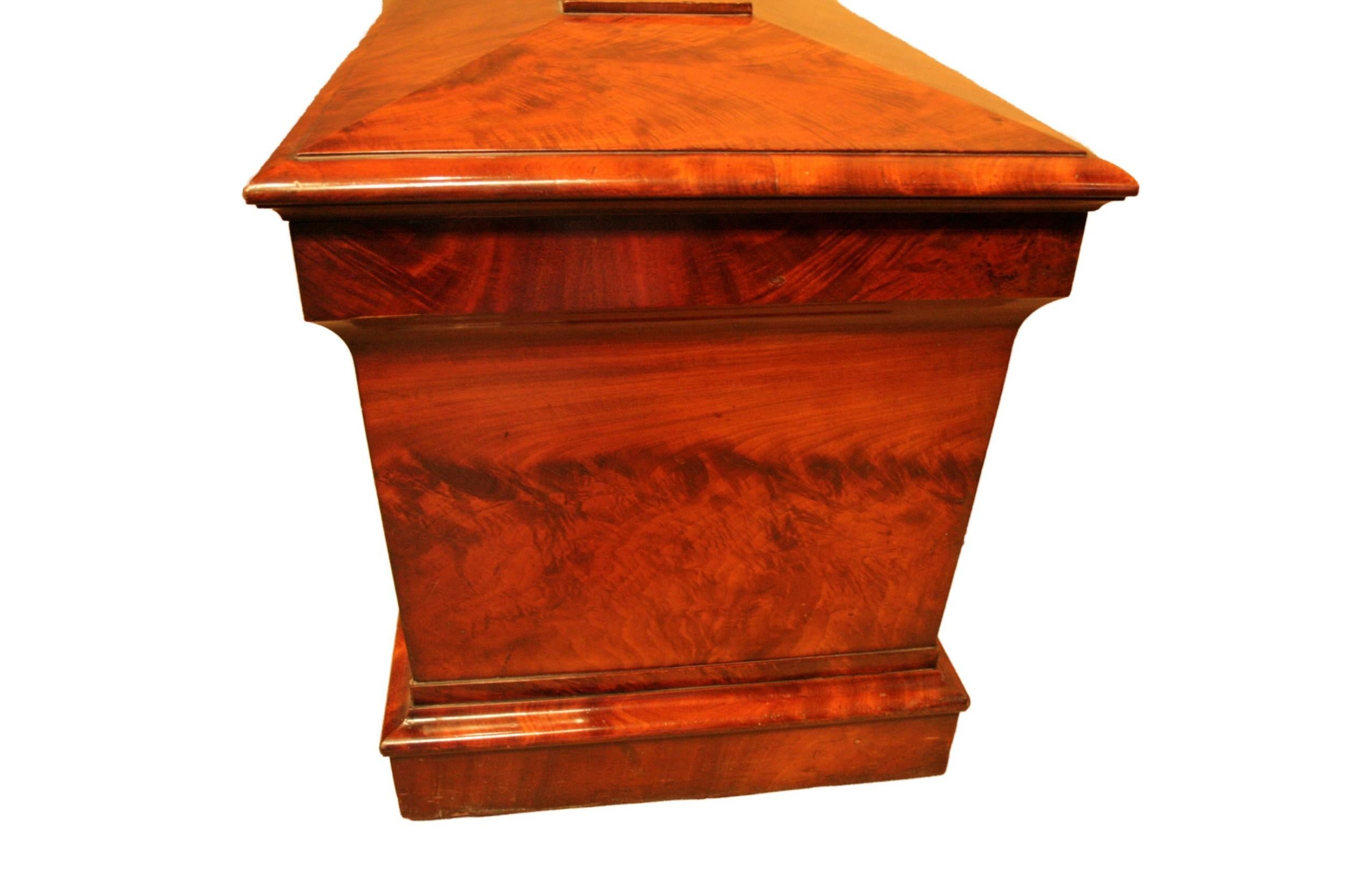 English Early 19th Century George III Flame Mahogany Sarcophagus Wine Cooler For Sale 3