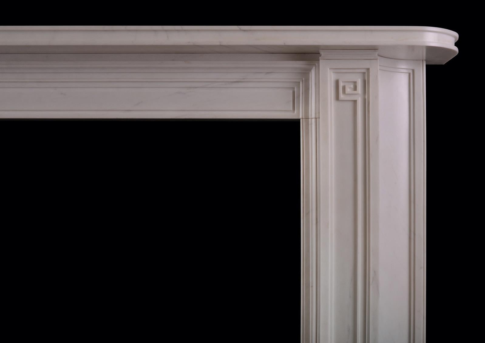 Cheminée anglaise de style Art déco. Les jambages cintrés et lambrissés sont ornés d'un motif en forme de clé grecque et d'une frise lambrissée au centre. Au-dessus, une étagère façonnée et moulurée. Moderne.

Largeur de l'étagère :	1621 mm      	63
