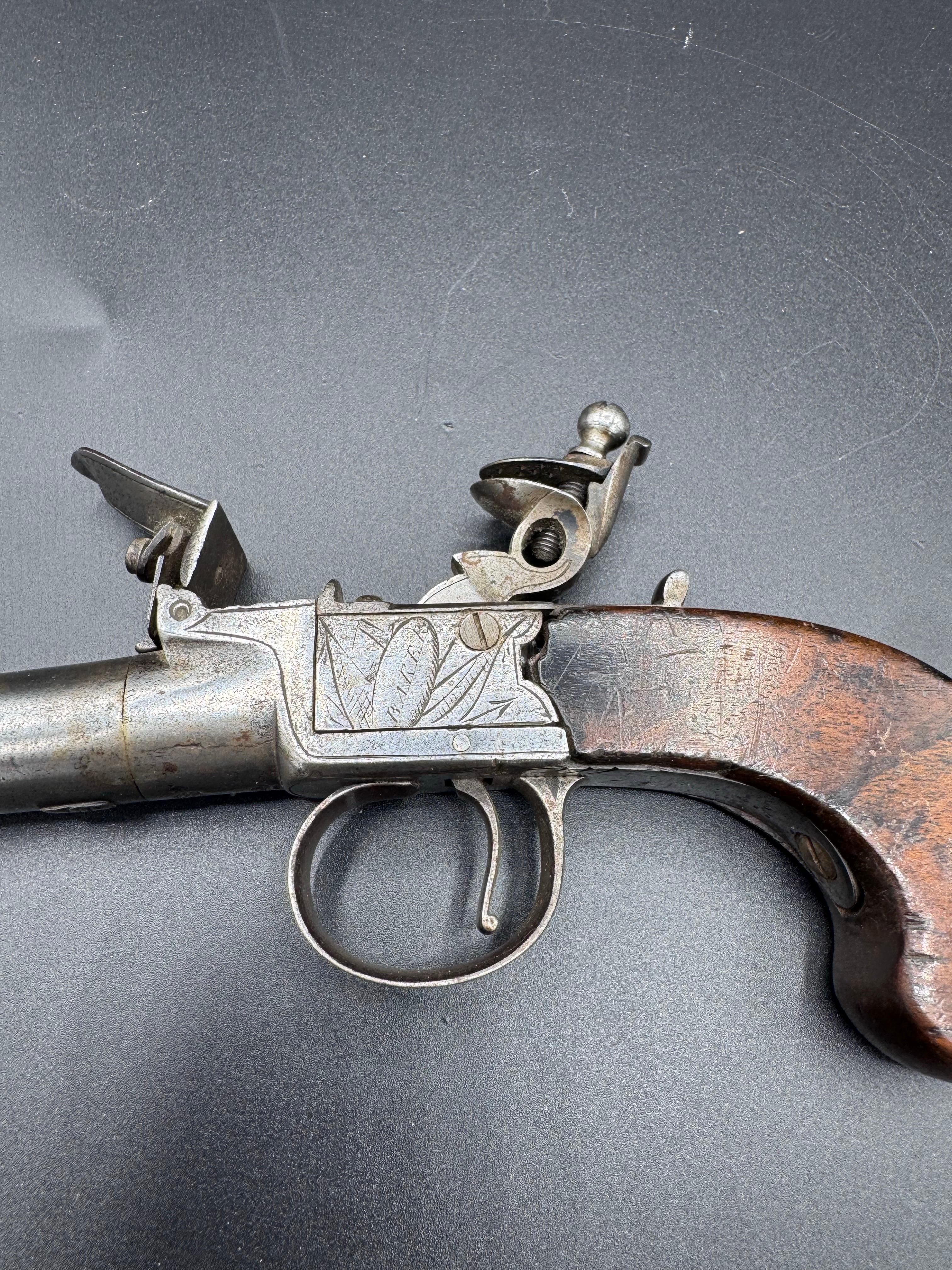 Sculpté à la main Pistolet anglais à silex à canon à vis Boxlock en vente