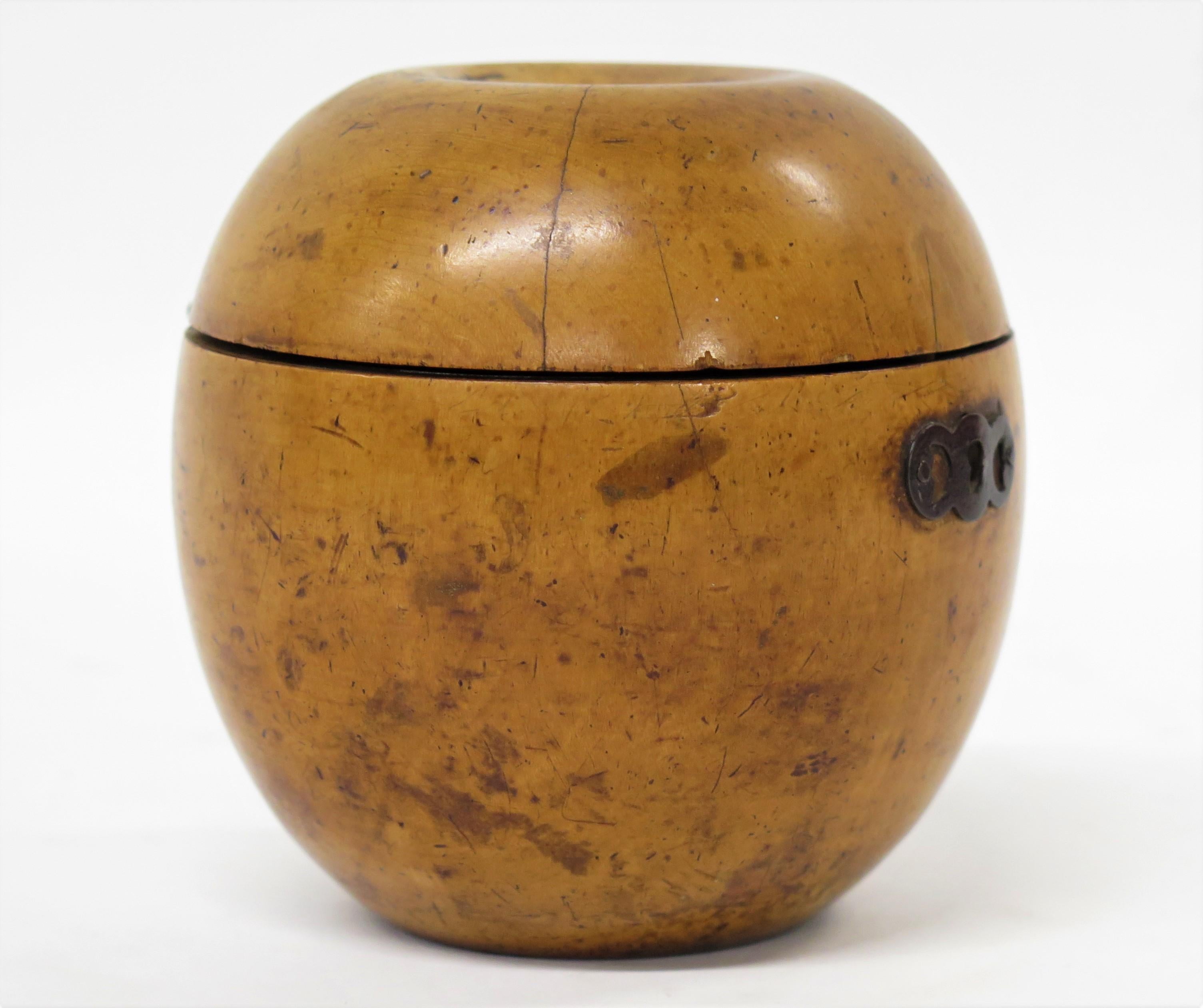 Une belle nouveauté en bois fruitier en forme de pomme. Tourné au tour et avec une patine miel douce, restauration au couvercle au niveau de la charnière. Angleterre, vers 1800