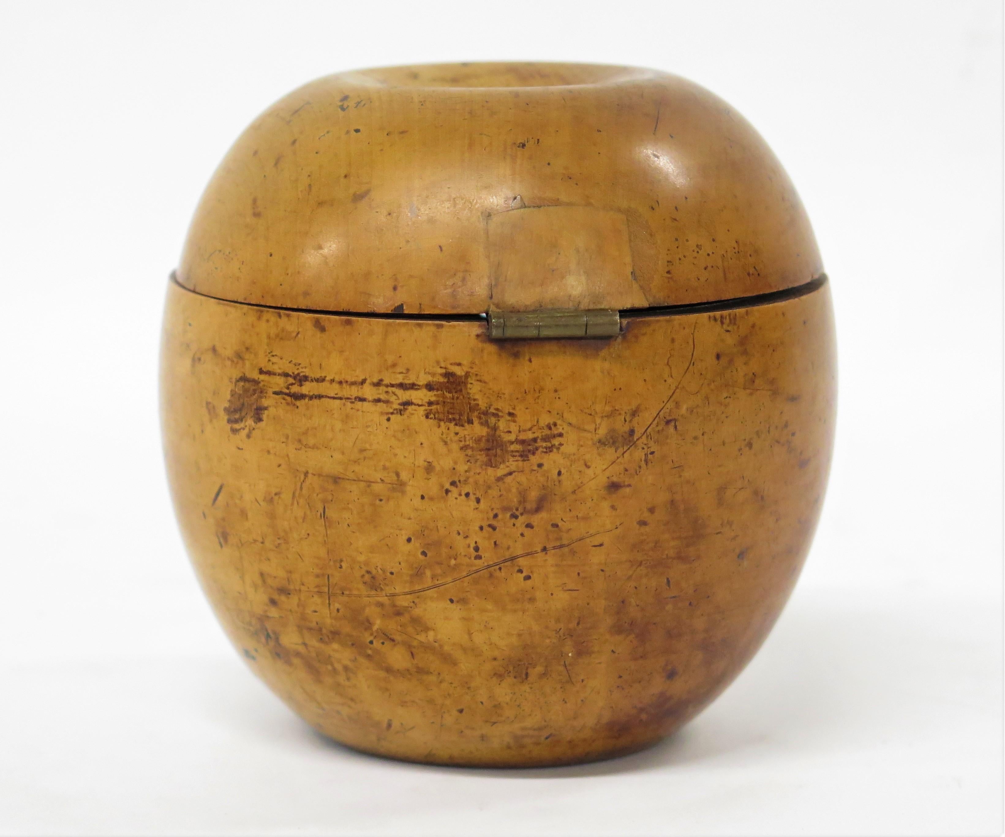 Eine englische Teedose in Apfelform aus Obstholz (George III.) im Angebot
