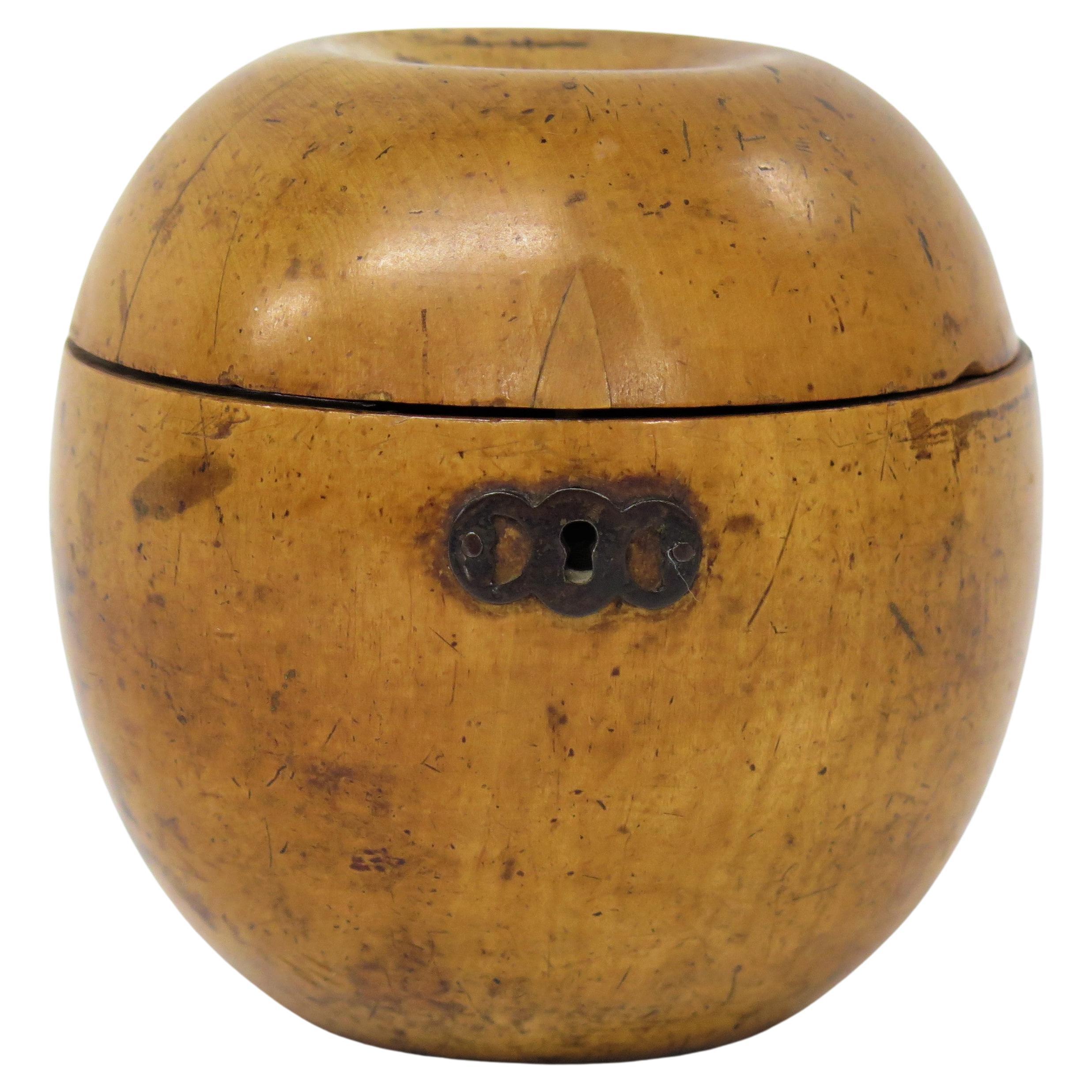 Une boîte à thé anglaise en forme de pomme en bois fruitier en vente