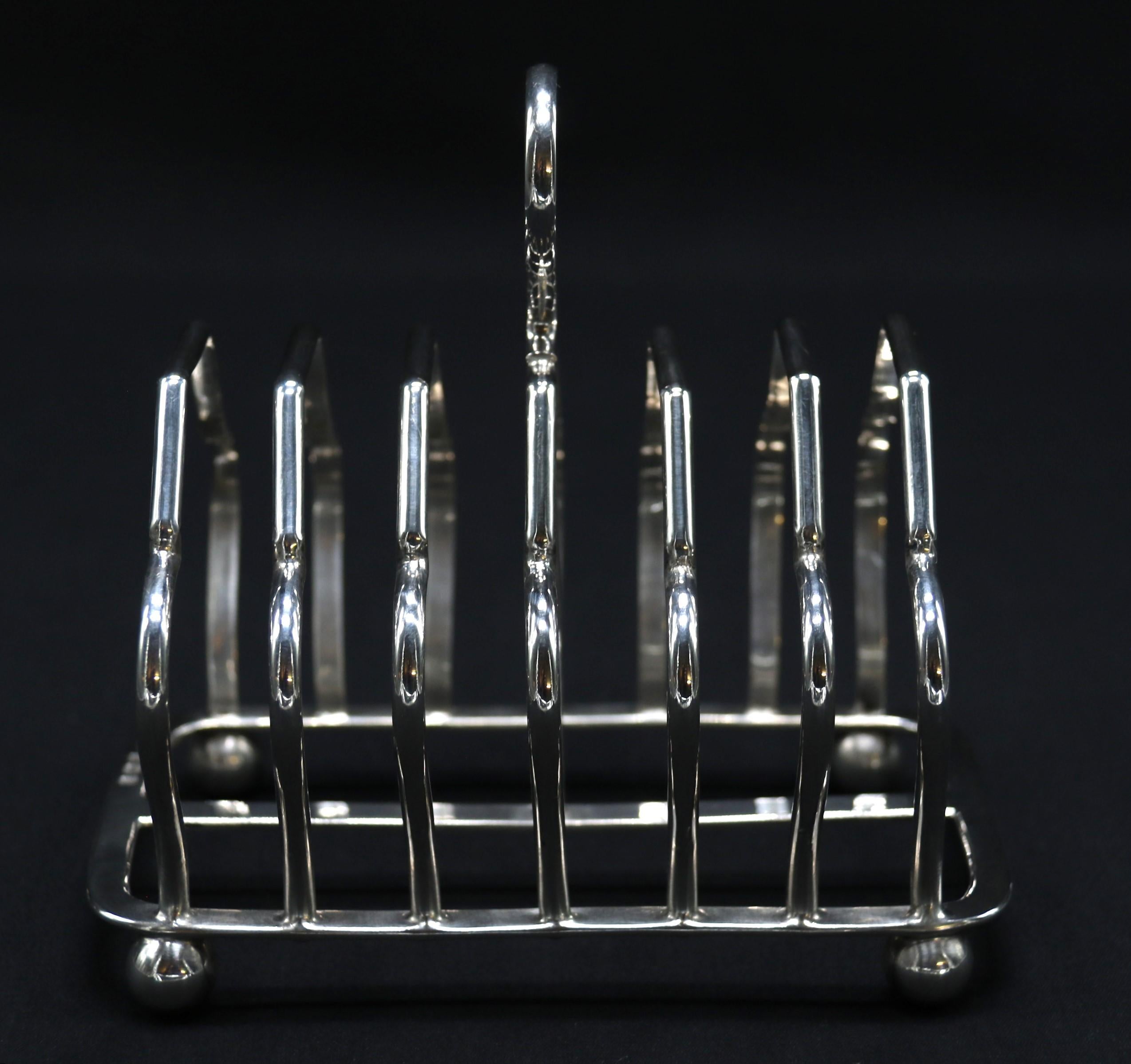 An English heavy solid silver toast rack of larger proportions 1924 - 1925 In Good Condition For Sale In Central England, GB