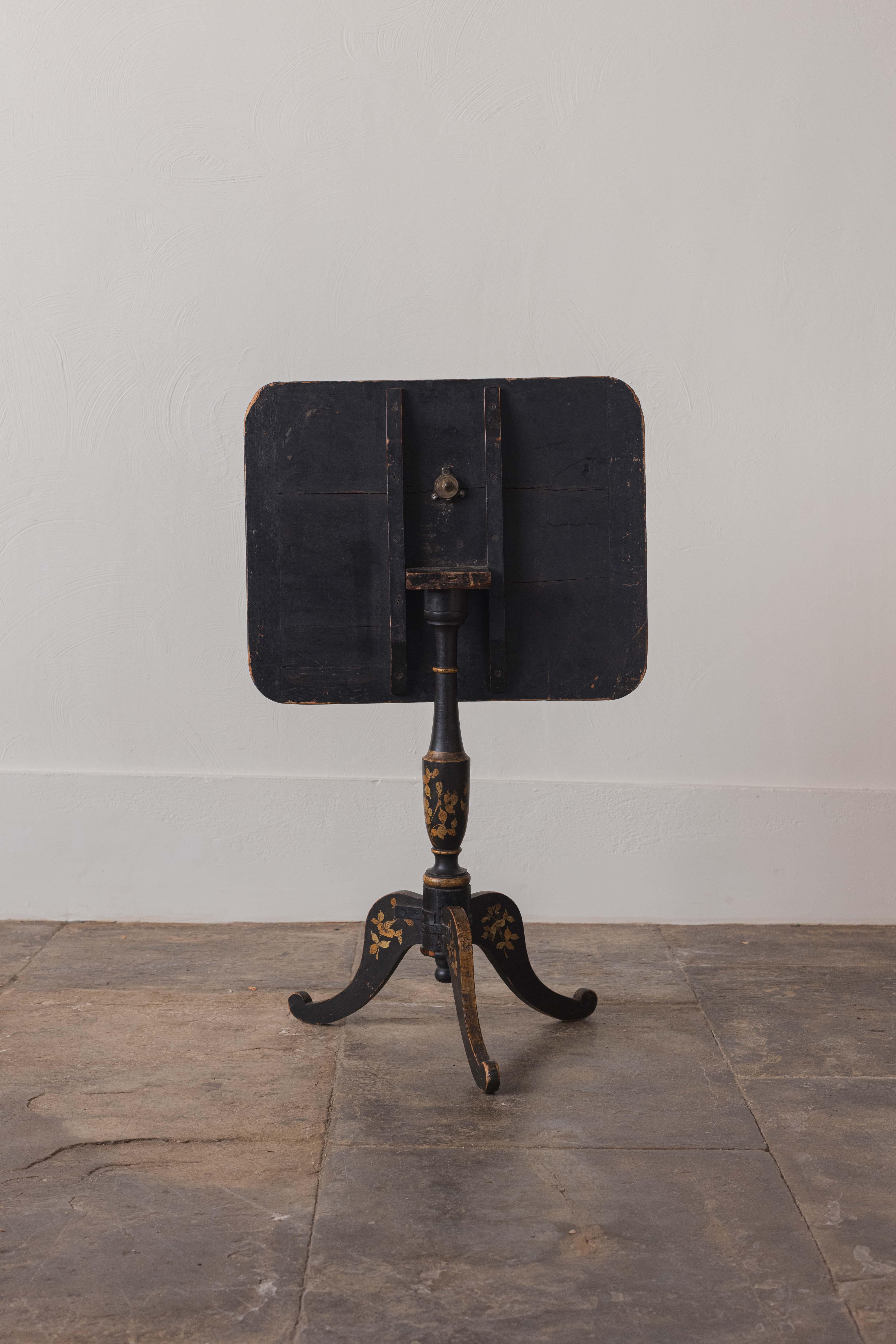 An English Japanned Tilt-Top Tripod Table In Fair Condition For Sale In Shipston-On-Stour, GB