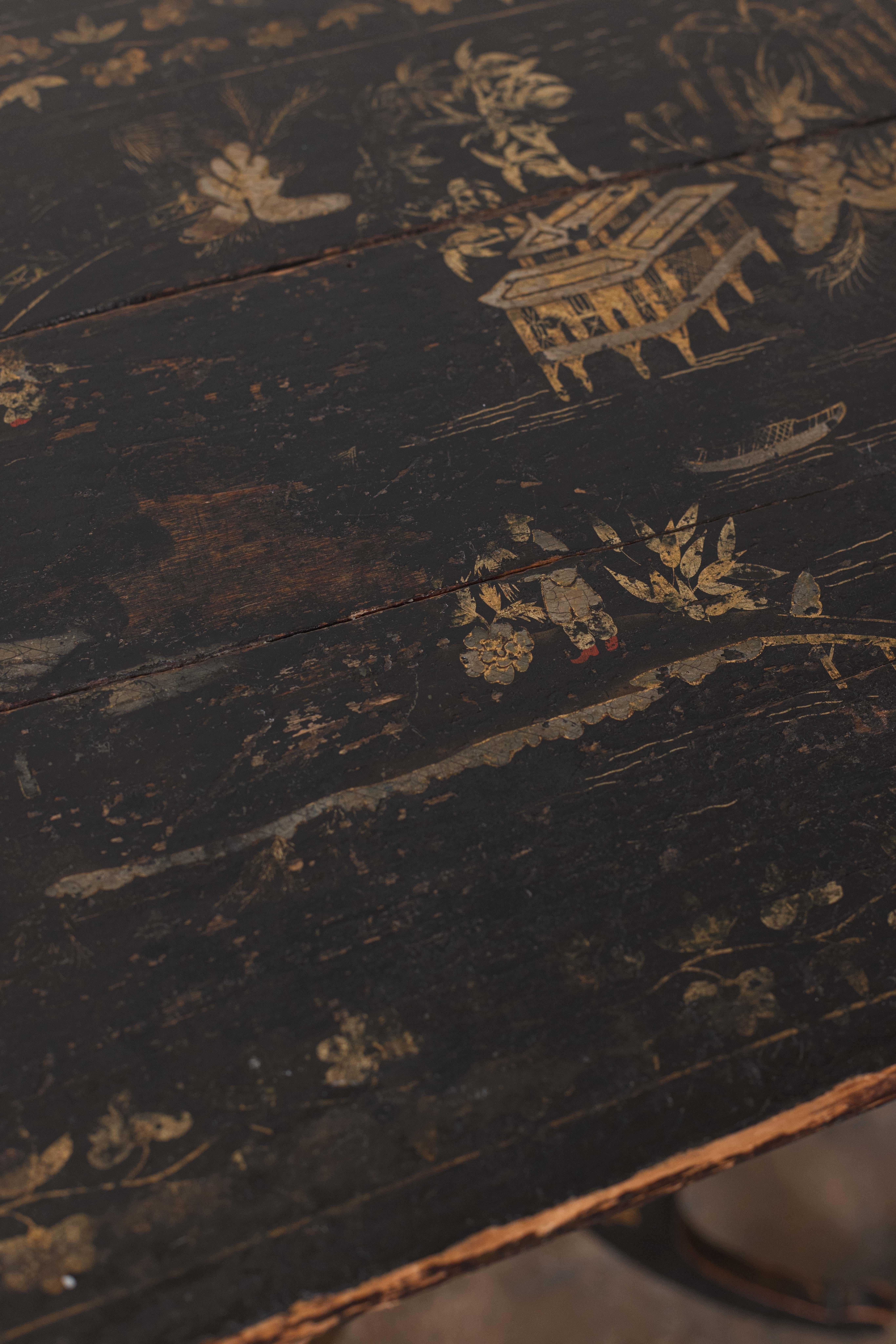 An English Japanned Tilt-Top Tripod Table For Sale 1